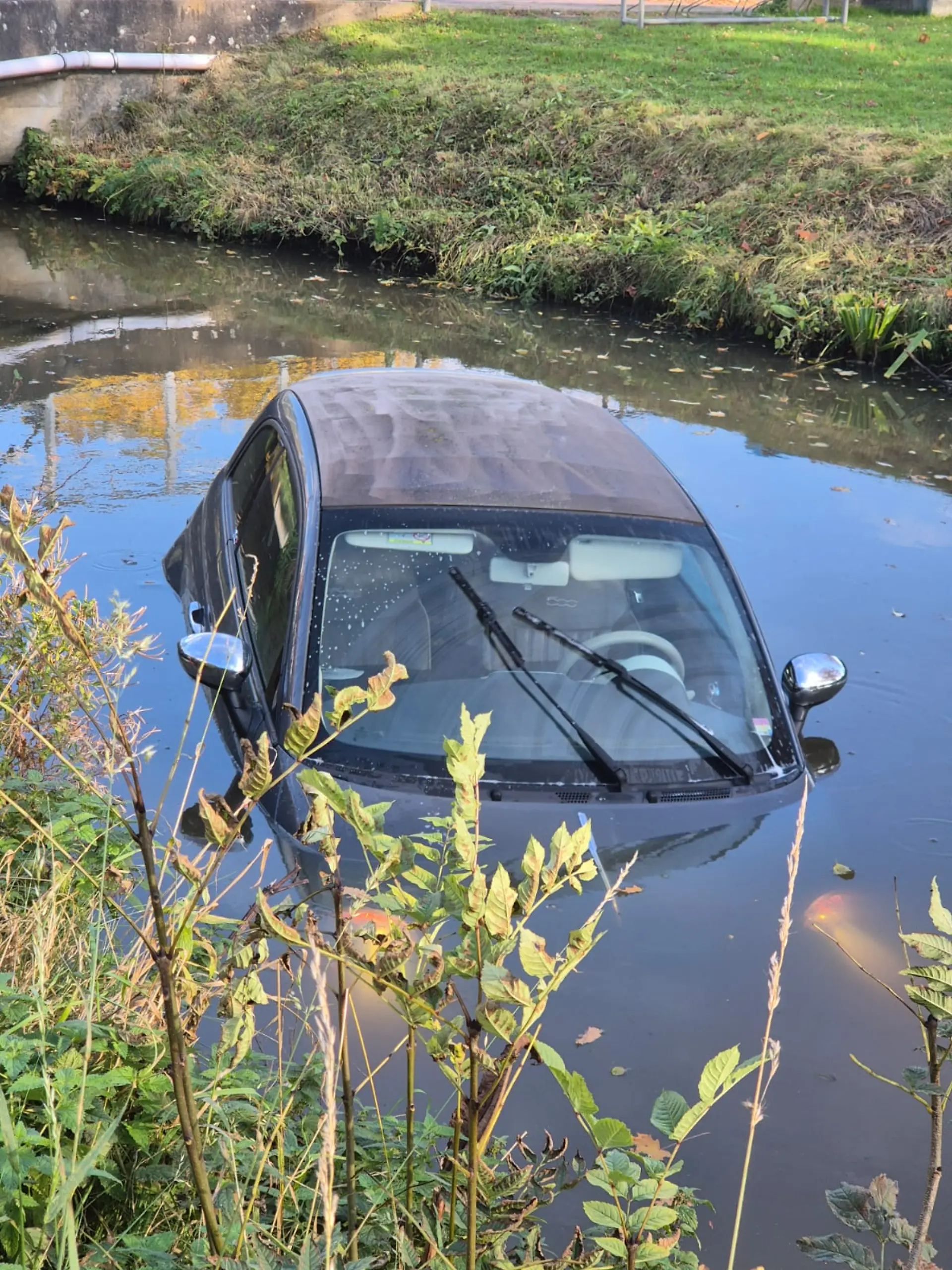 Der Fiat der Seniorin landet im Fleth und geht unter. 