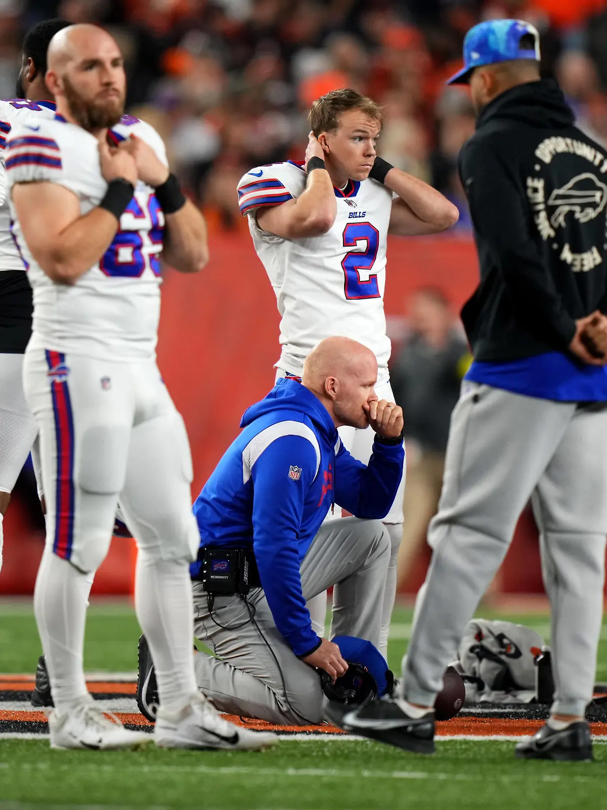 NFL, American Football Herren, USA Buffalo Bills at Cincinnati Bengals Jan 2, 2023 Cincinnati, Ohio, USA Buffalo Bills head coach Sean McDermott takes a knee is as Buffalo Bills safety Damar Hamlin 3 is tended to on the field following a collision in the first quarter against the Cincinnati Bengals at Paycor Stadium. Cincinnati Paycor Stadium Ohio USA, EDITORIAL USE ONLY PUBLICATIONxINxGERxSUIxAUTxONLY Copyright: xKareemxElgazzarx 20230102_tbs_vw2_160