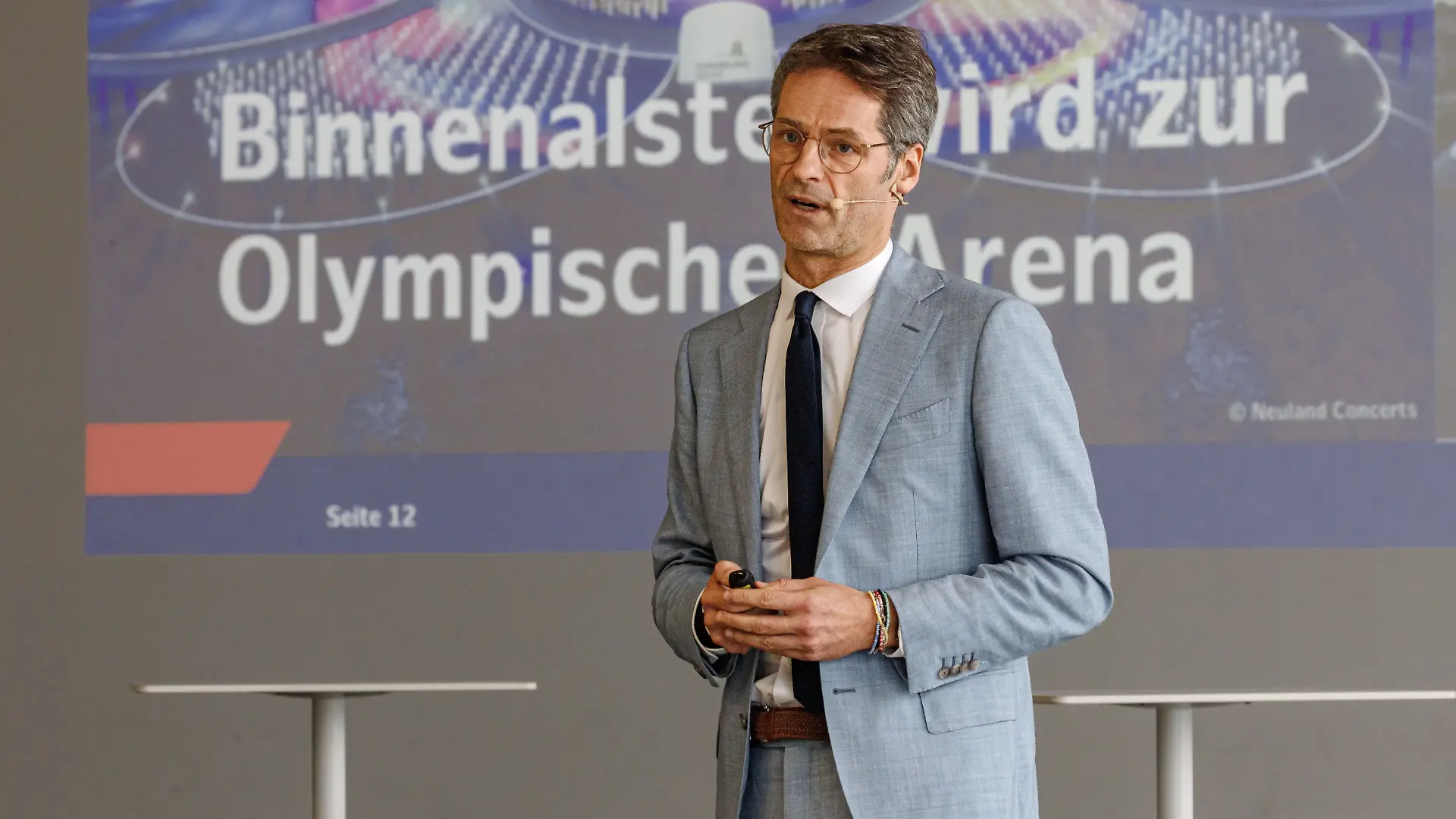 Steffen Rülke, Leiter der Hamburger Olympia Projektgruppe, erläutert auf der ersten Informationsveranstaltung zur Olympiabewerbung die Konzepte für die Olympischen und die Paralympischen Spiele in der Hansestadt. 