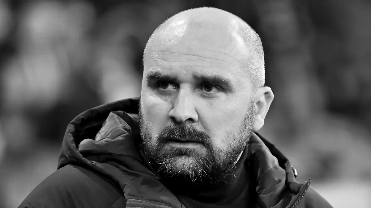 Bild zu: "Drama in Top-Liga: Trainer stirbt während Spiel!"