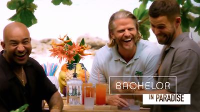 Bild zu: "Folge 1: Welcome to Paradise – Paul rührt und schüttelt kräftig"