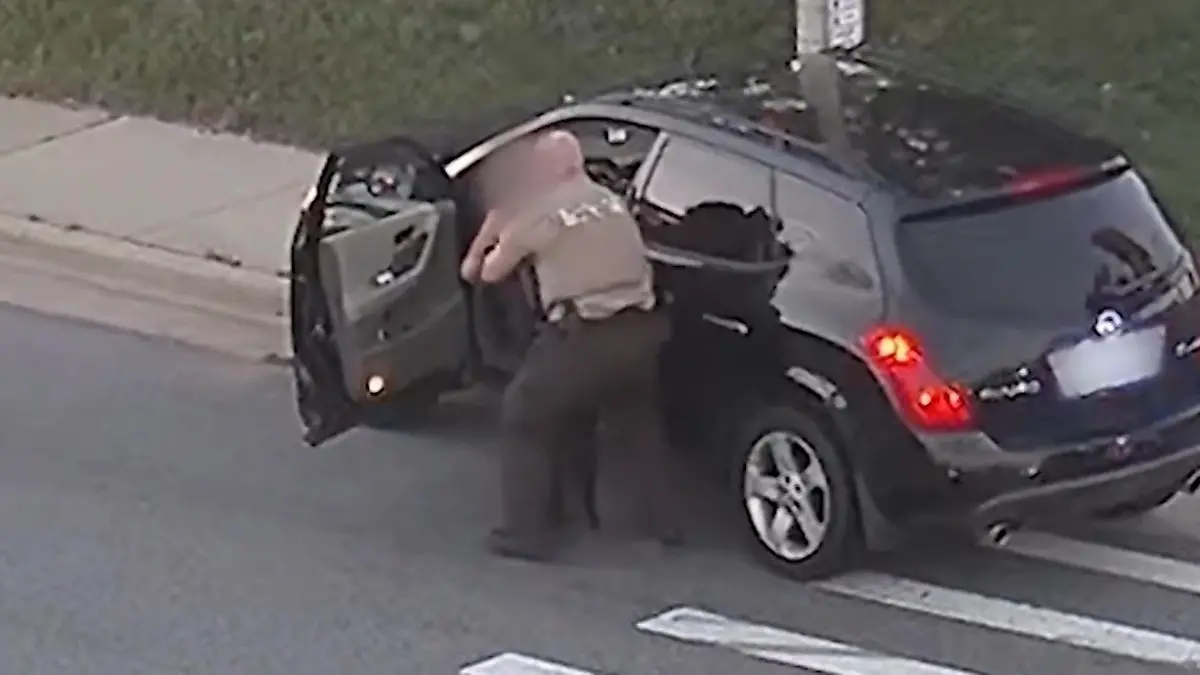 Während sie allein im Auto fährt! Frau droht plötzlich zu ersticken Überraschende Hilfe am Straßenrand