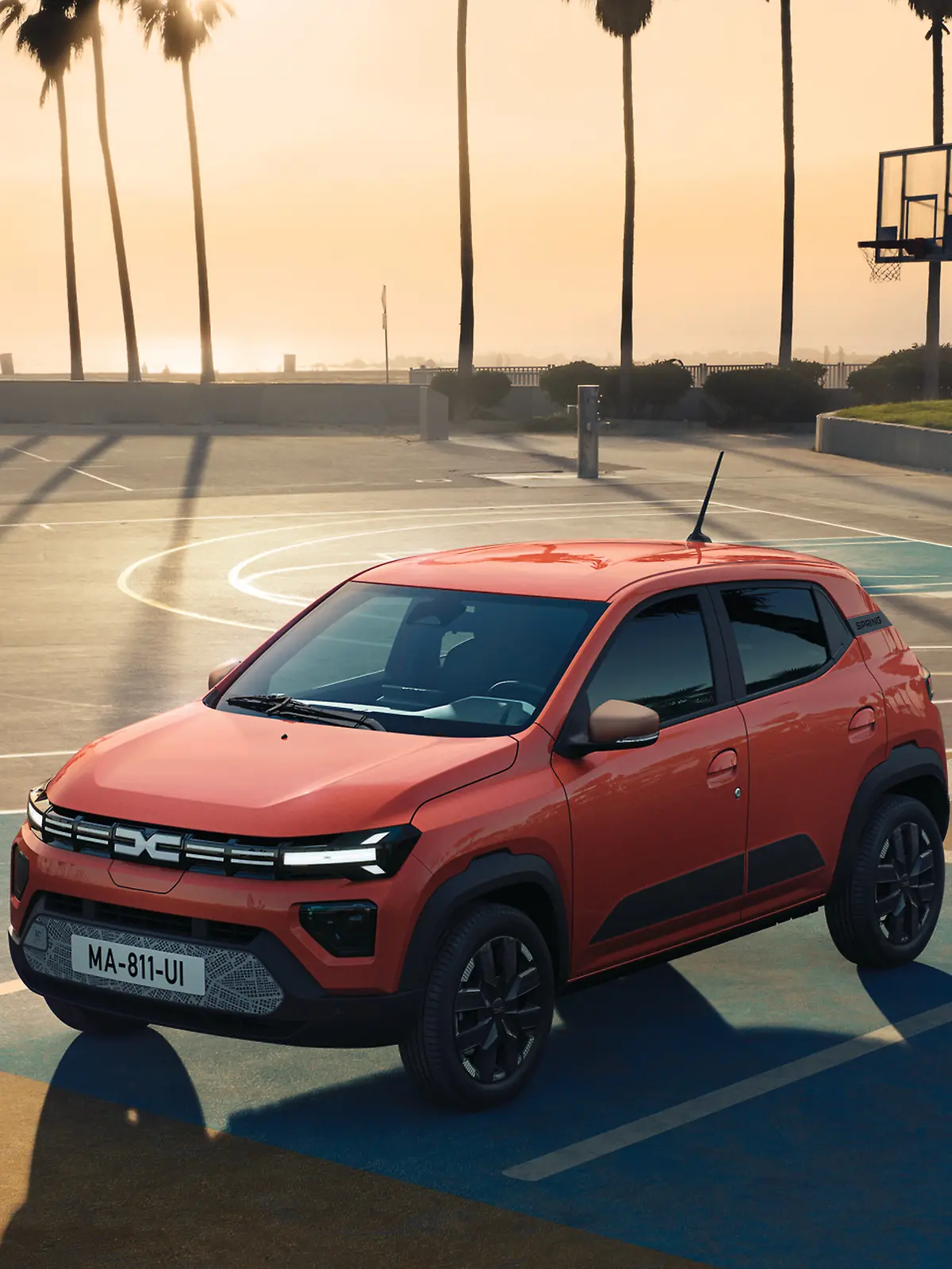 Ein Dacia Springt parkt auf einem Sportplatz