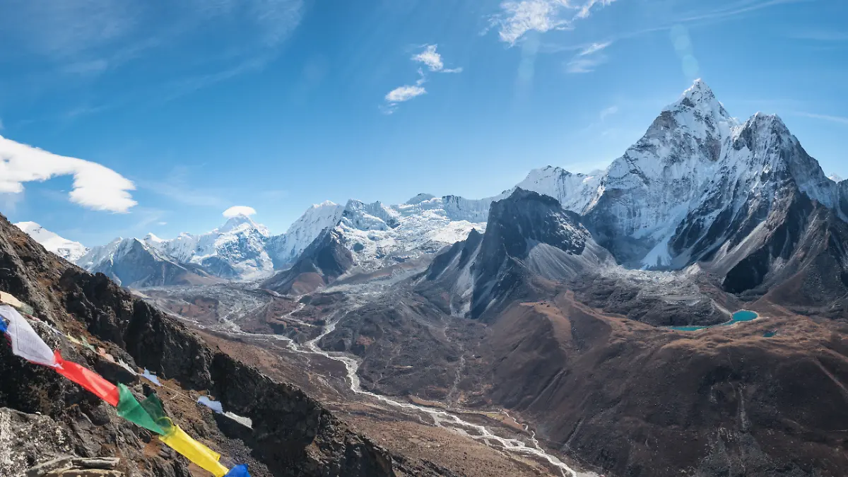 Panoramablick auf die große Himalaya-Kette. Mount Ama Dablam in der Mitte. Nepal