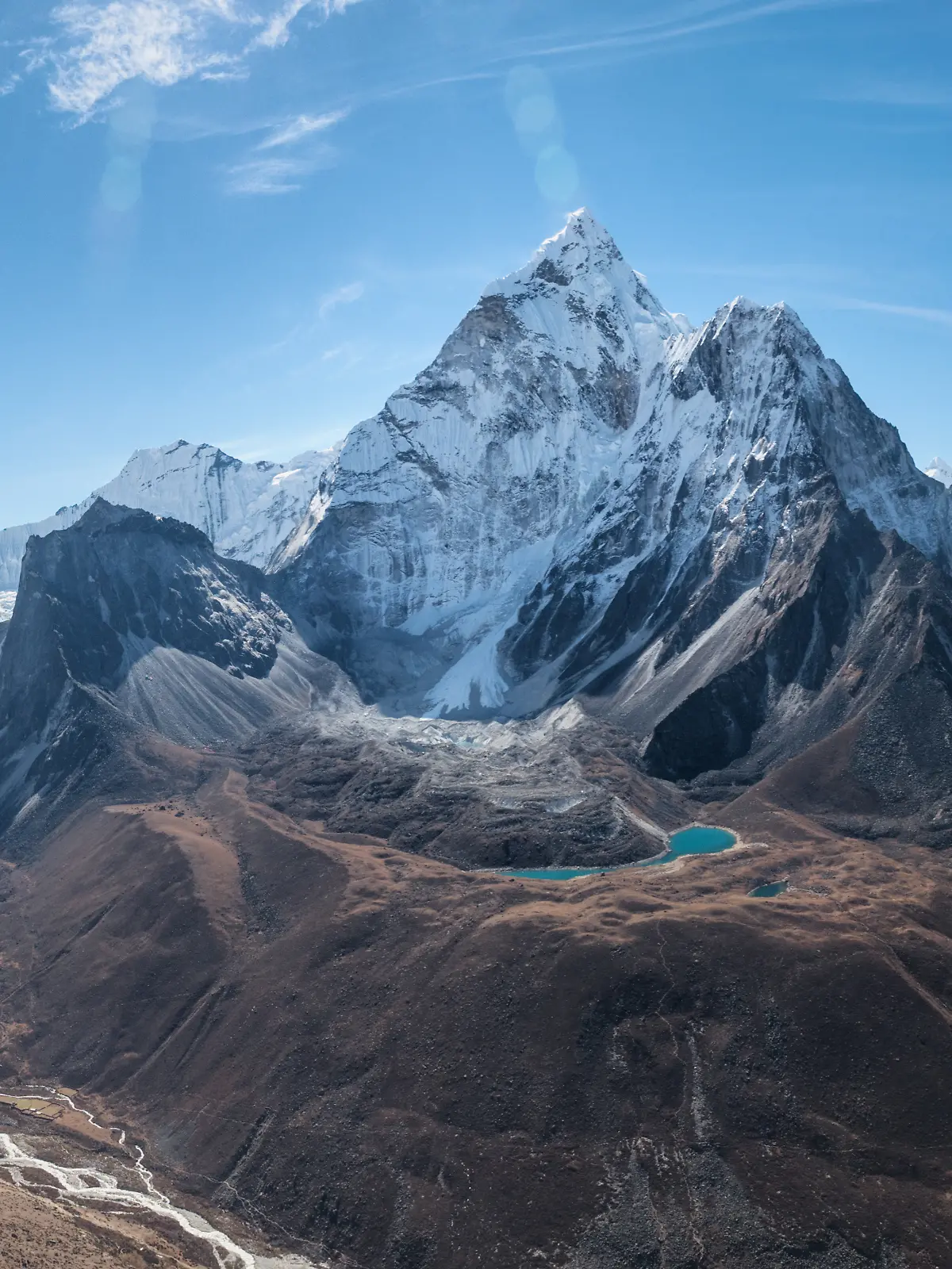 Panoramablick auf die große Himalaya-Kette. Mount Ama Dablam in der Mitte. Nepal