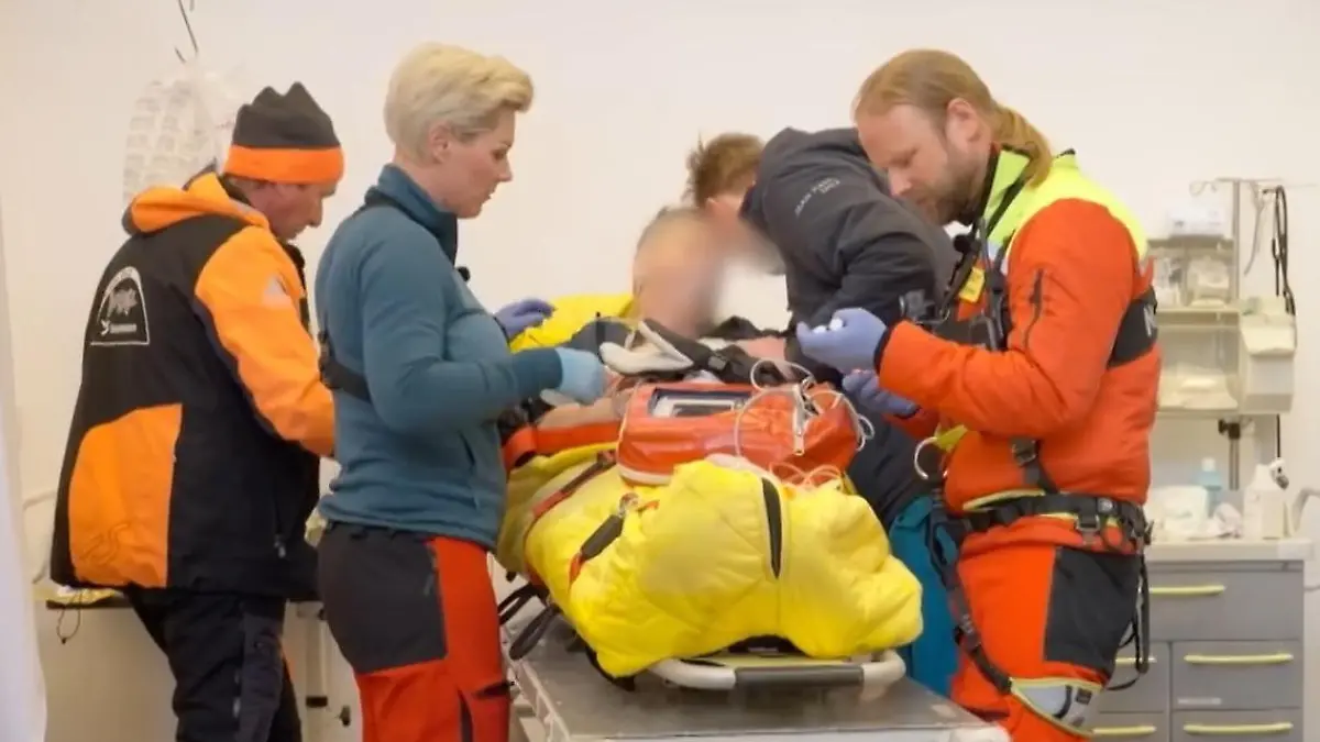 Caro gibt Vater und Sohn Zeit sich zu verabschieden "Man weiß nie, ob es das letzte Mal ist"