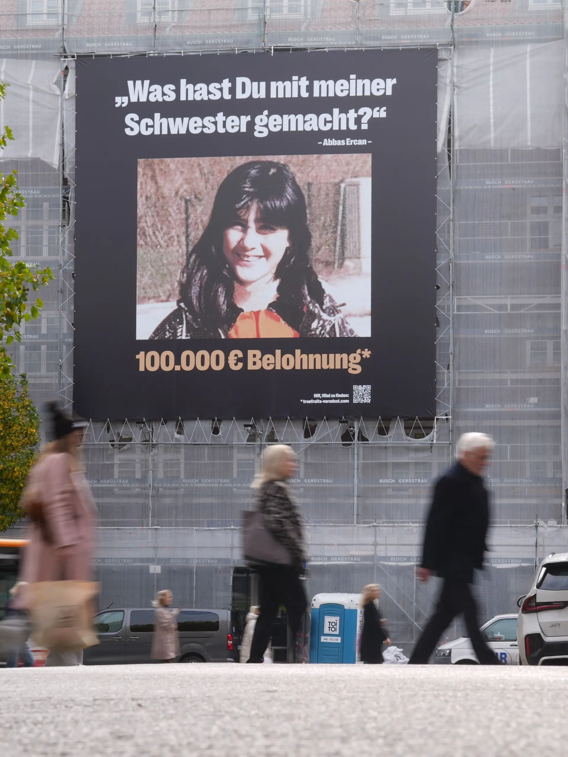 Bild zu: "Neue Suche nach Hilal! Jetzt sollen Smoothies und ein XXL-Plakat die Wende bringen"