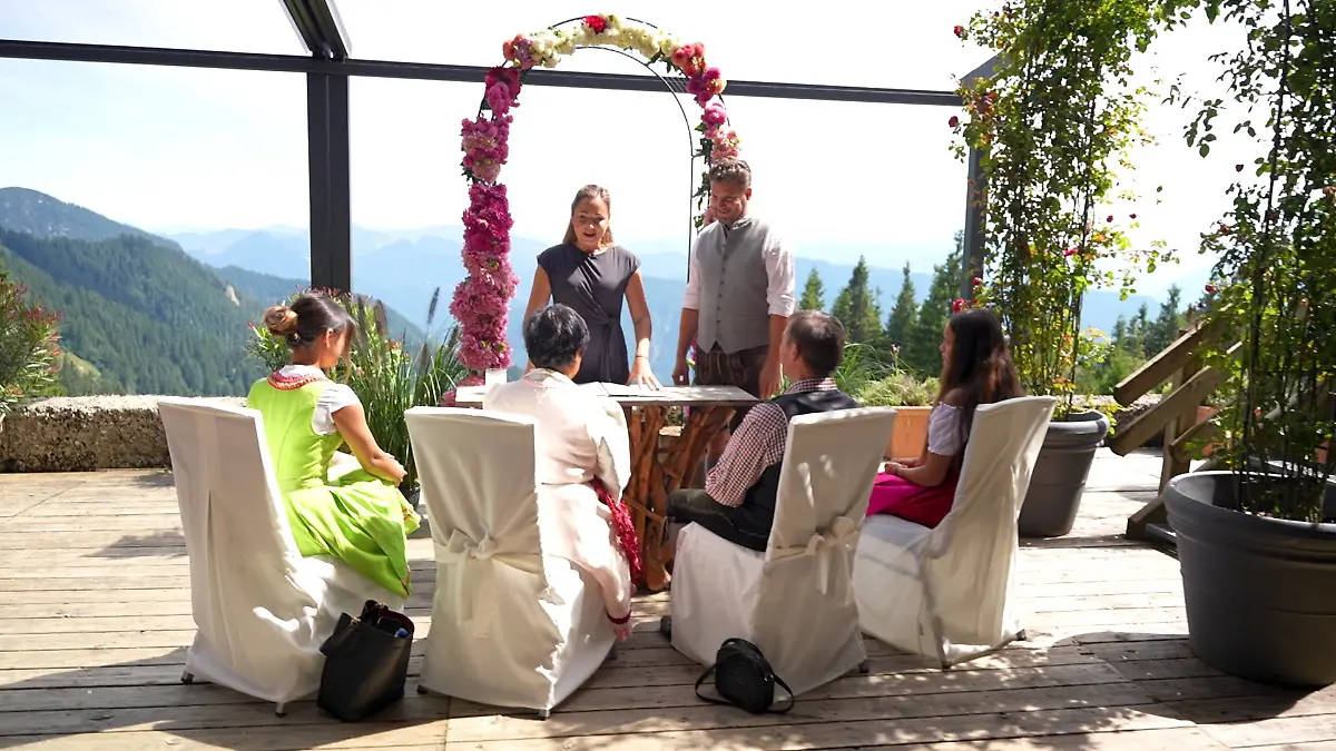 RTL-Reporterin Lara ist auch Traurednerin und erneuert das Gelübde von Josef und Narumol. 