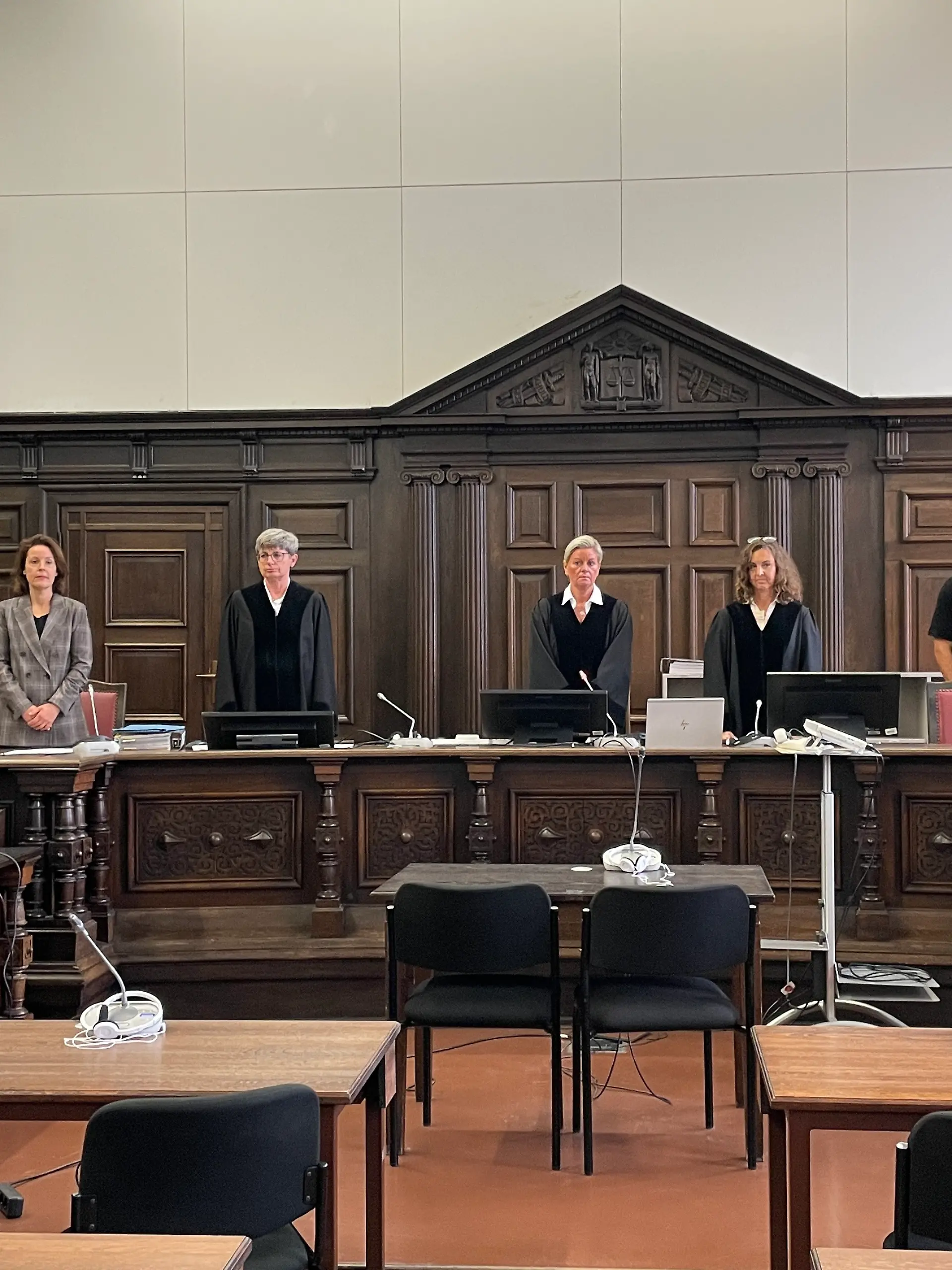 Vor dem Hamburger Schwurgericht wird in einem sogenannten Sicherungsverfahren darüber beraten, wie es für den schuldunfähigen Täter weitergeht. 