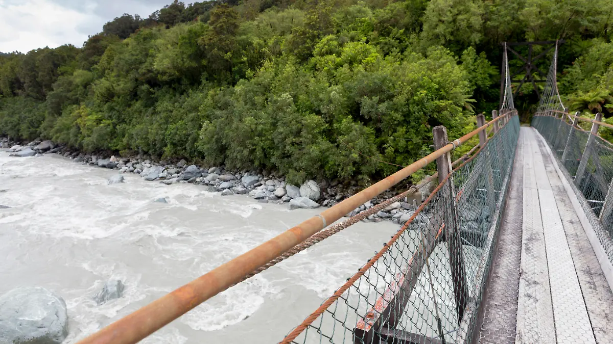 Schmale Hängebrücke über den Fox Rive in Neuseeland (Symbolfoto)