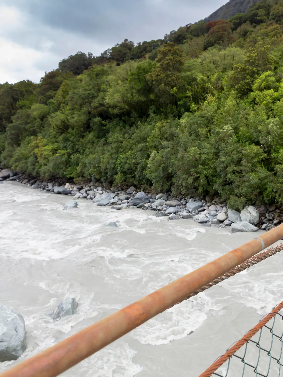Schmale Hängebrücke über den Fox Rive in Neuseeland (Symbolfoto)