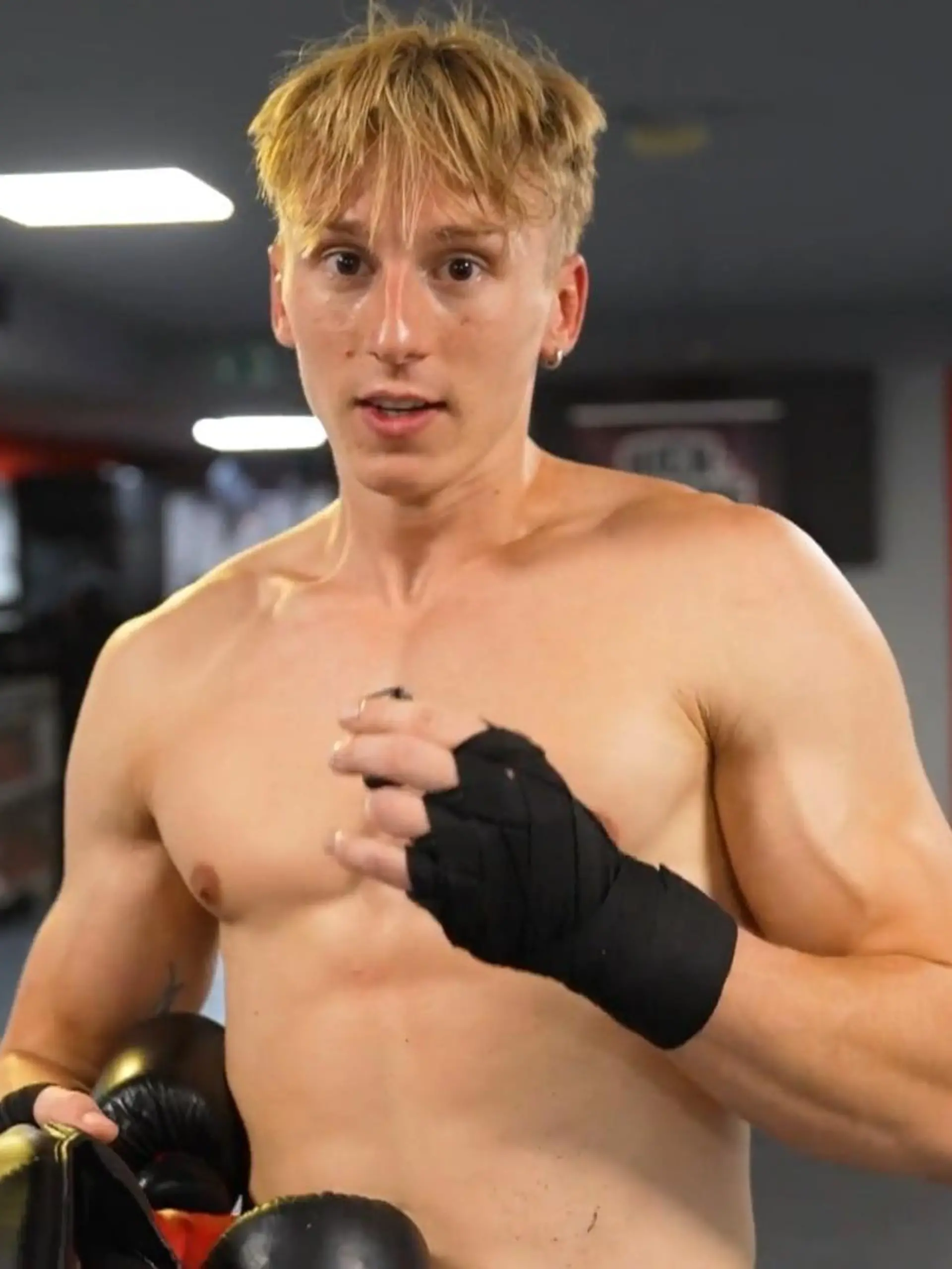AWZ-Star Leif Lunburg nimmt uns mit hinter die Kulissen vom Boxkampf-Dreh. 