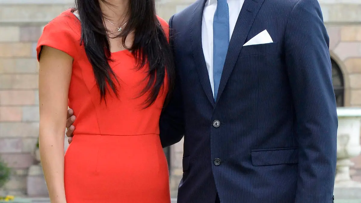 epa04285776 Swedish Prince Carl Philip (R) and his girlfriend Sofia Hellqvist (L) announce their engagement during a press conference at the Royal Palace in Stockholm, Sweden, 27 June 2014. The couple's wedding is scheduled to take place in the summer of 2015. EPA/JONAS EKSTROMER CROPPED VERSION OF epa04285773 **SWEDEN OUT** +++(c) dpa - Bildfunk+++