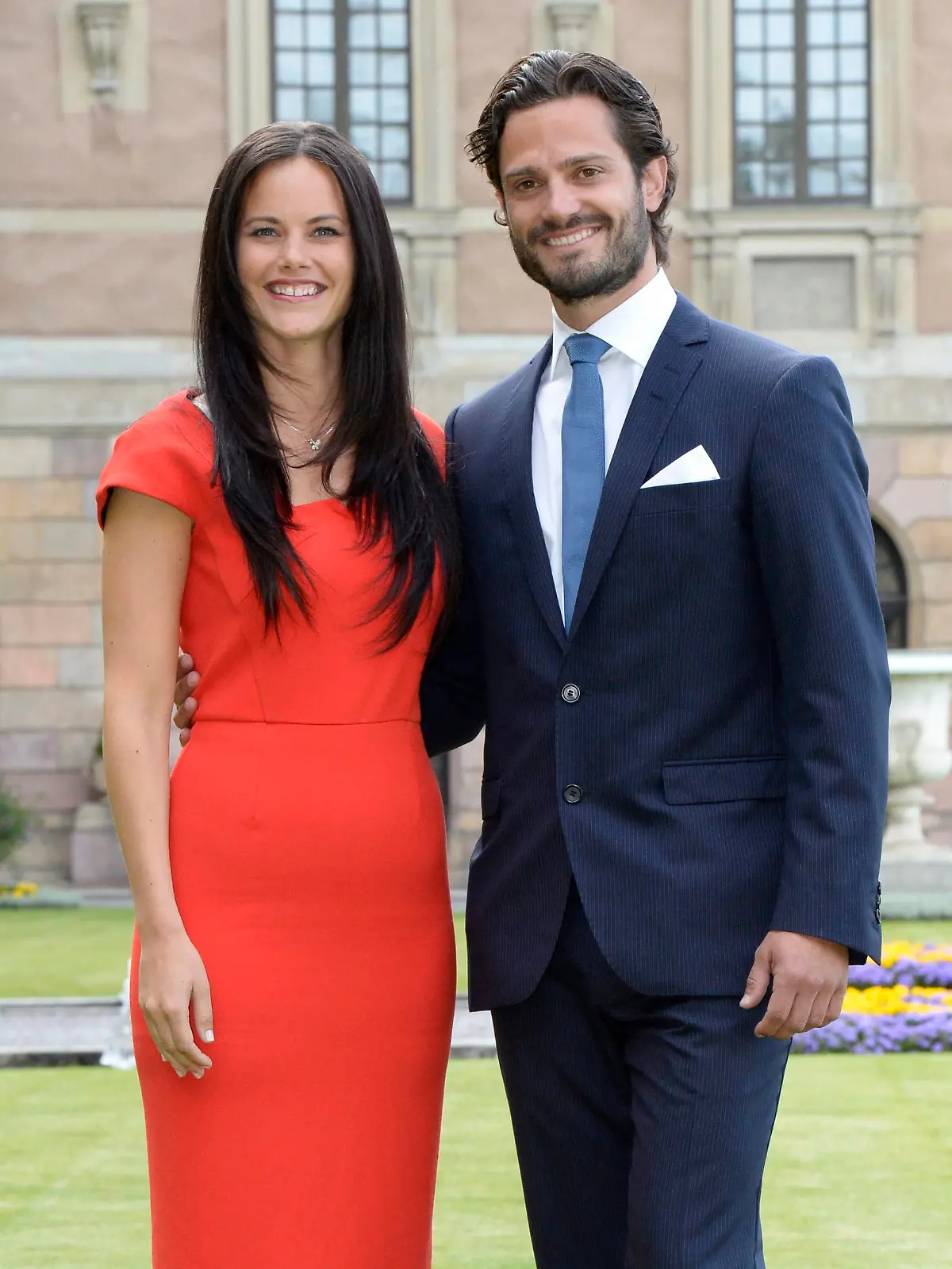 epa04285776 Swedish Prince Carl Philip (R) and his girlfriend Sofia Hellqvist (L) announce their engagement during a press conference at the Royal Palace in Stockholm, Sweden, 27 June 2014. The couple's wedding is scheduled to take place in the summer of 2015. EPA/JONAS EKSTROMER CROPPED VERSION OF epa04285773 **SWEDEN OUT** +++(c) dpa - Bildfunk+++