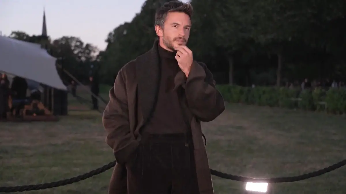 ER ist „Sexiest Man Alive“ 2025! Hollywood-Schauspieler schreibt Geschichte „Bridgerton“-Star Jonathan Bailey