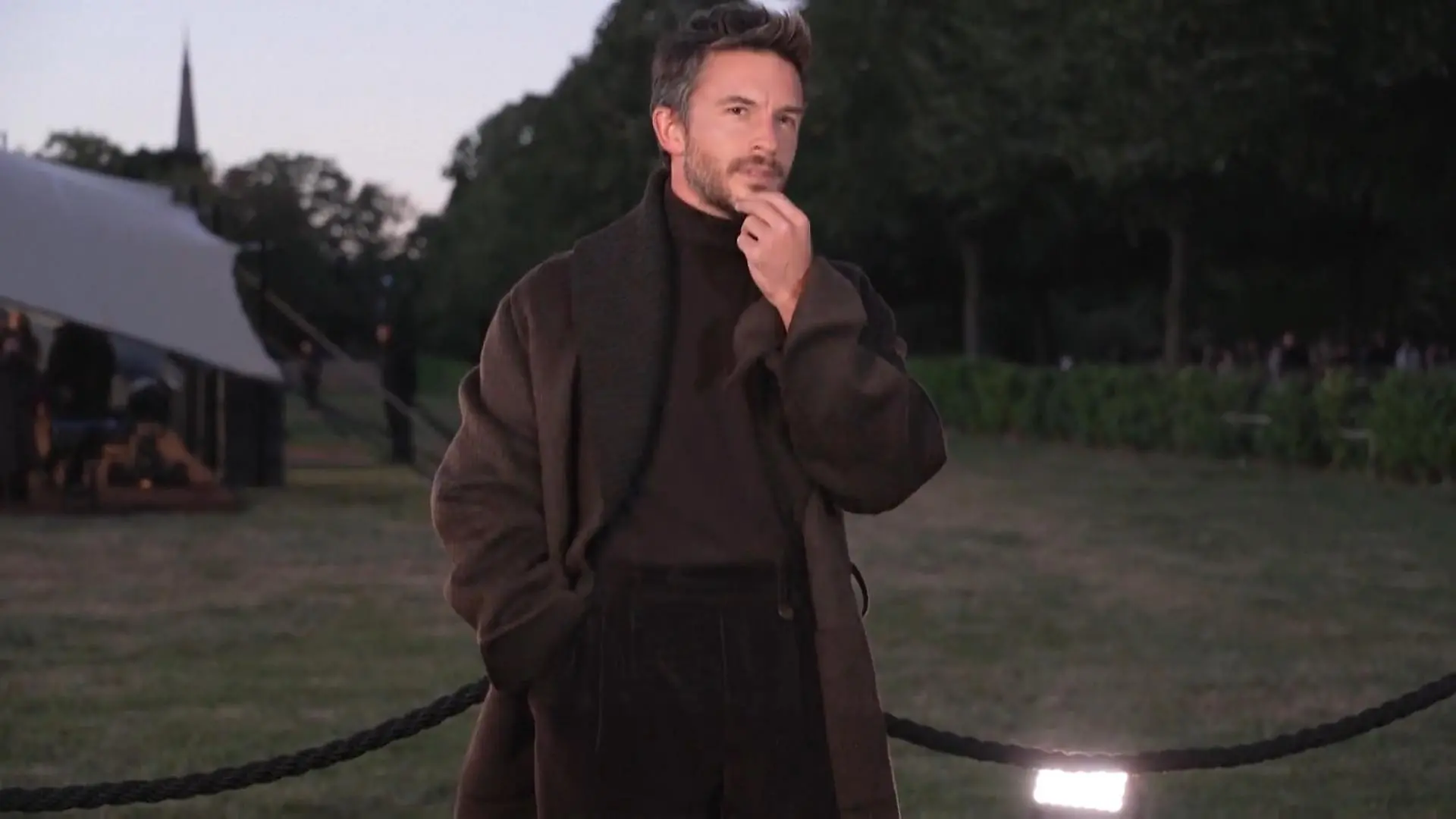 ER ist „Sexiest Man Alive“ 2025! Hollywood-Schauspieler schreibt Geschichte „Bridgerton“-Star Jonathan Bailey