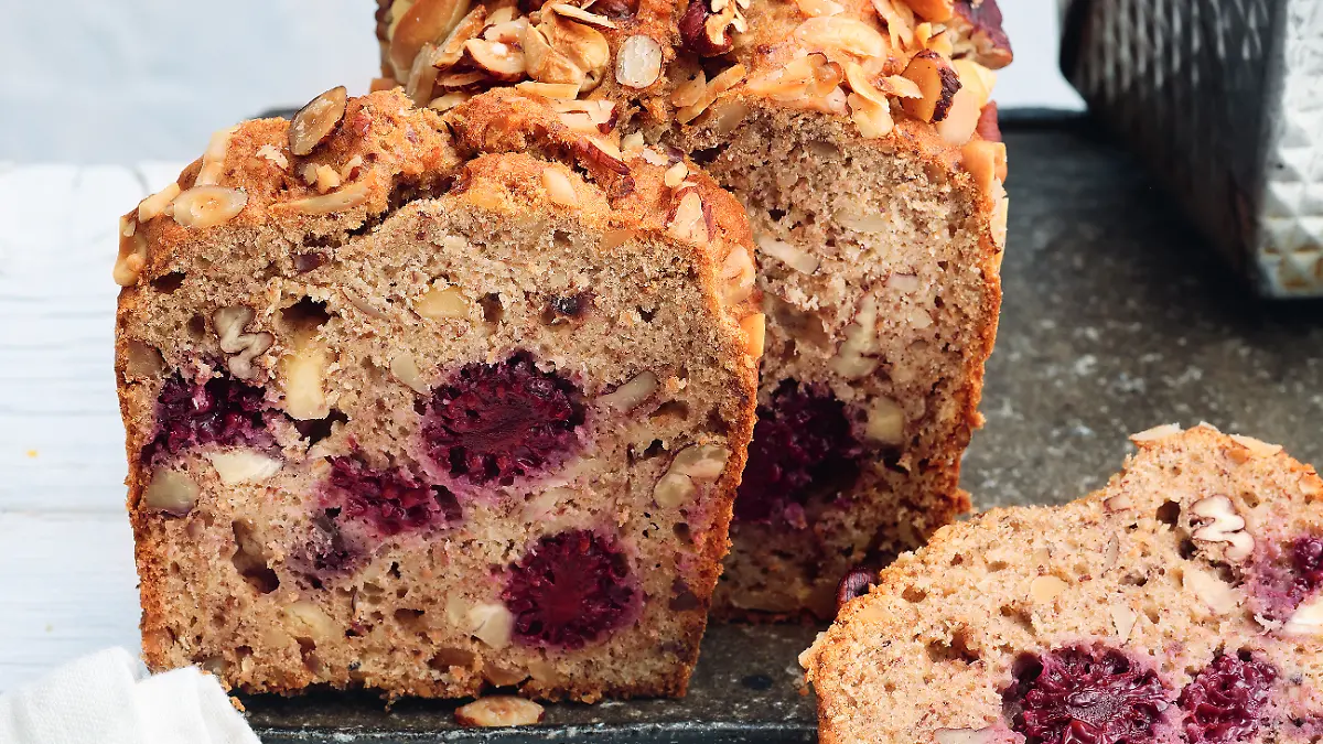 Banana Bread mit Nüssen und Beeren