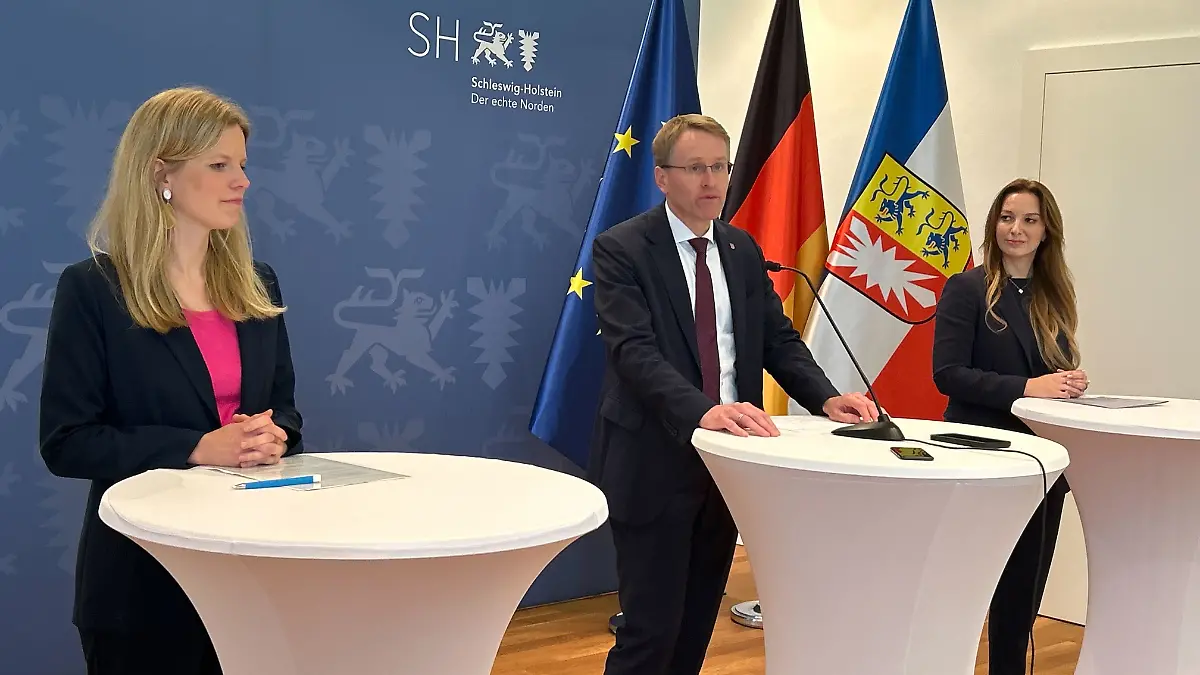 Ministerpräsident Daniel Günther mit Magdalena Finke und Cornelia Schmachtenberg