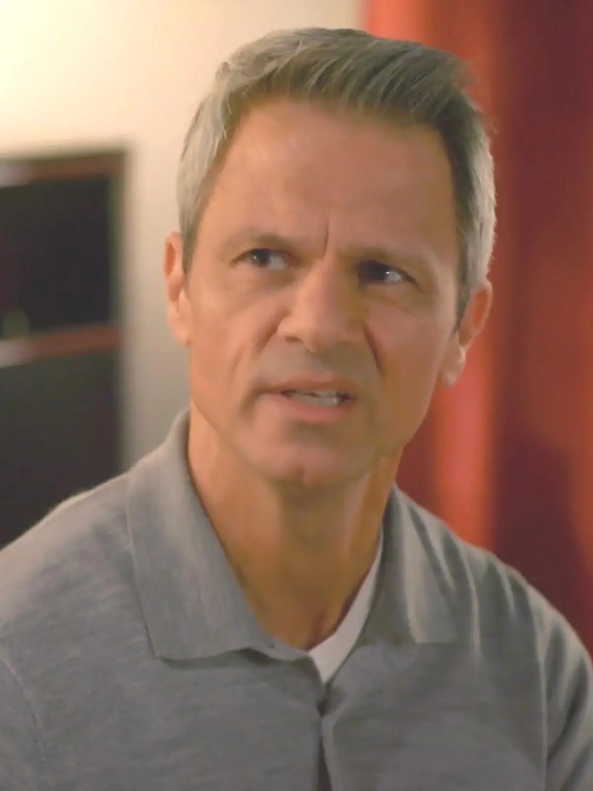 Unter uns: Benedikt erkennt, dass er eine unliebsame Mitbewohnerin hat