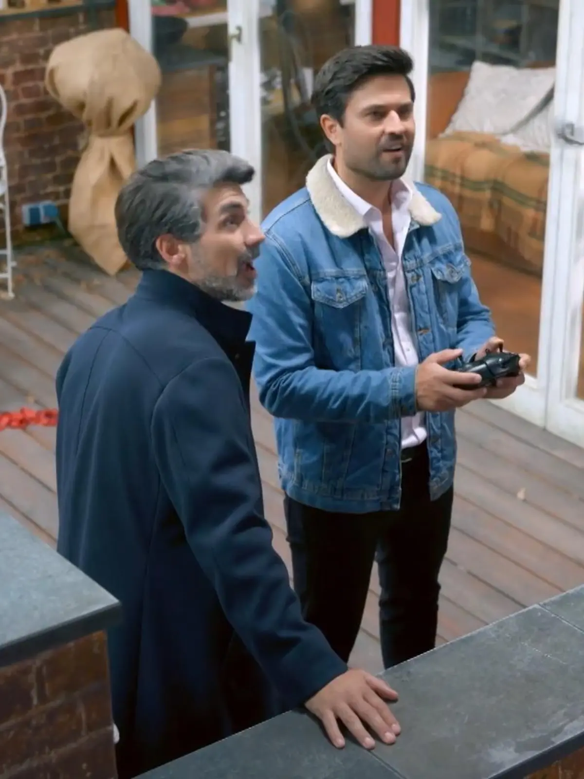 Unter uns: Paco lässt eine Drohne in der Schillerallee fliegen