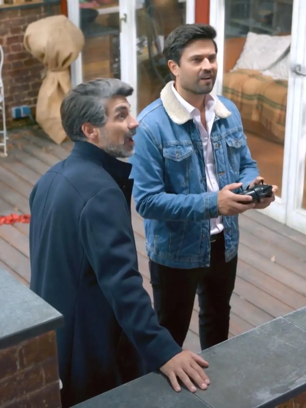 Unter uns: Paco lässt eine Drohne in der Schillerallee fliegen