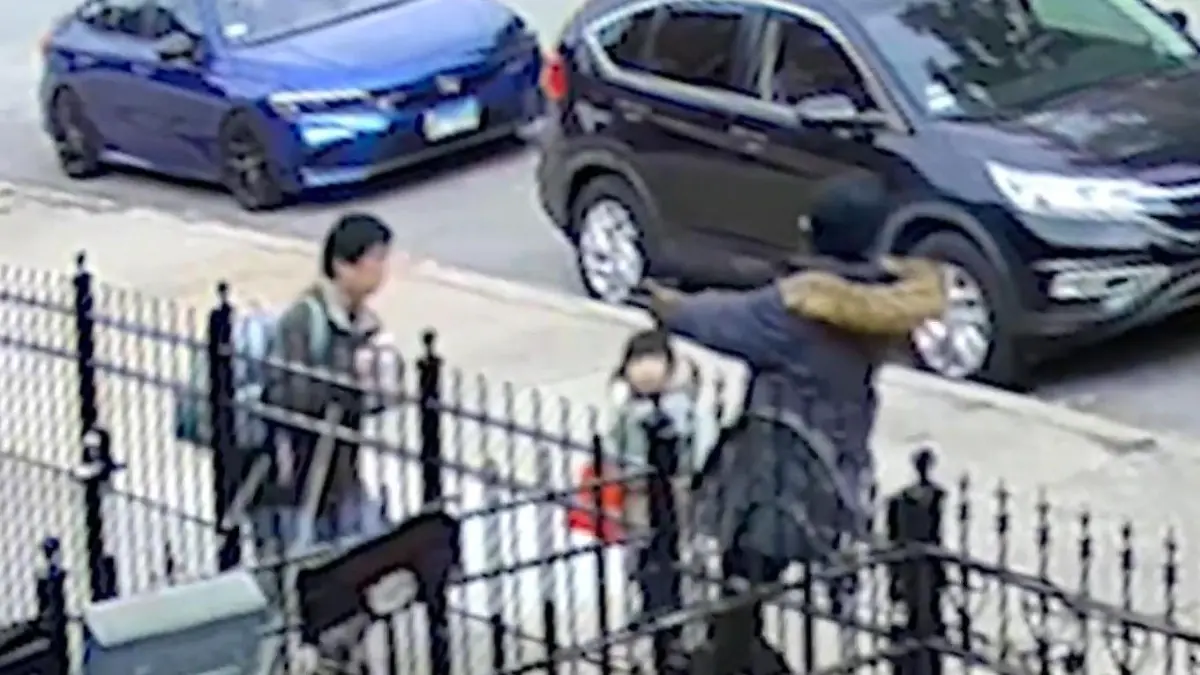 Vor den Augen seiner Tochter! Räuber bedrohen Familienvater mit Waffe Überfall am helllichten Tag