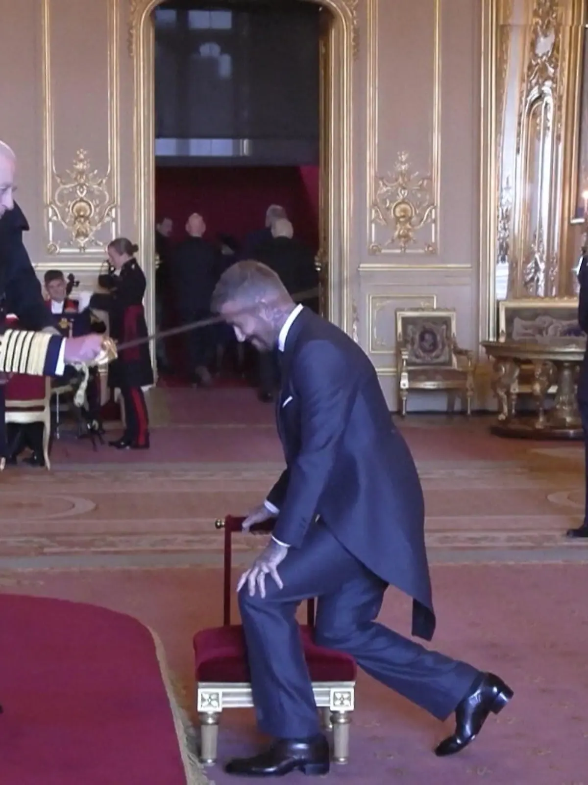 Bild zu: "König Charles schlägt David Beckham zum Ritter"