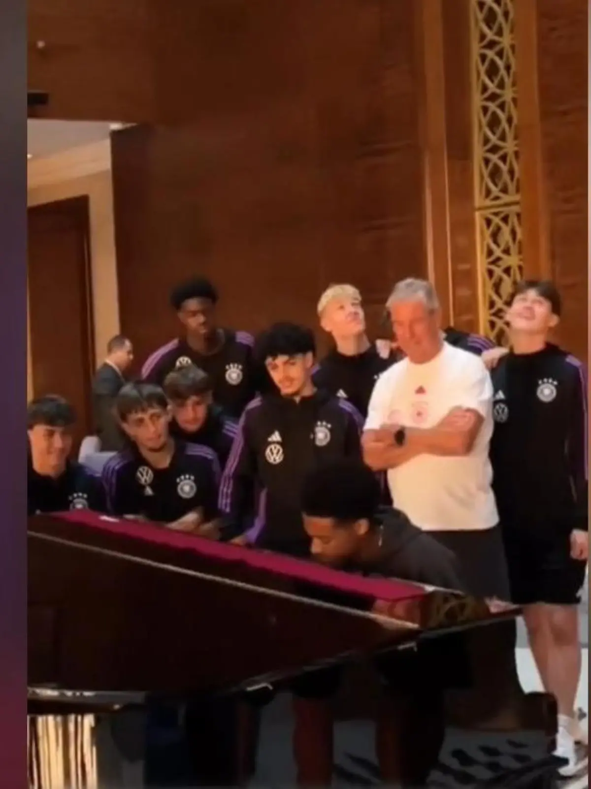 Bild zu: "Rührender Abschied! Nationalspieler begeistert Mannschaft mit Klavierauftritt"