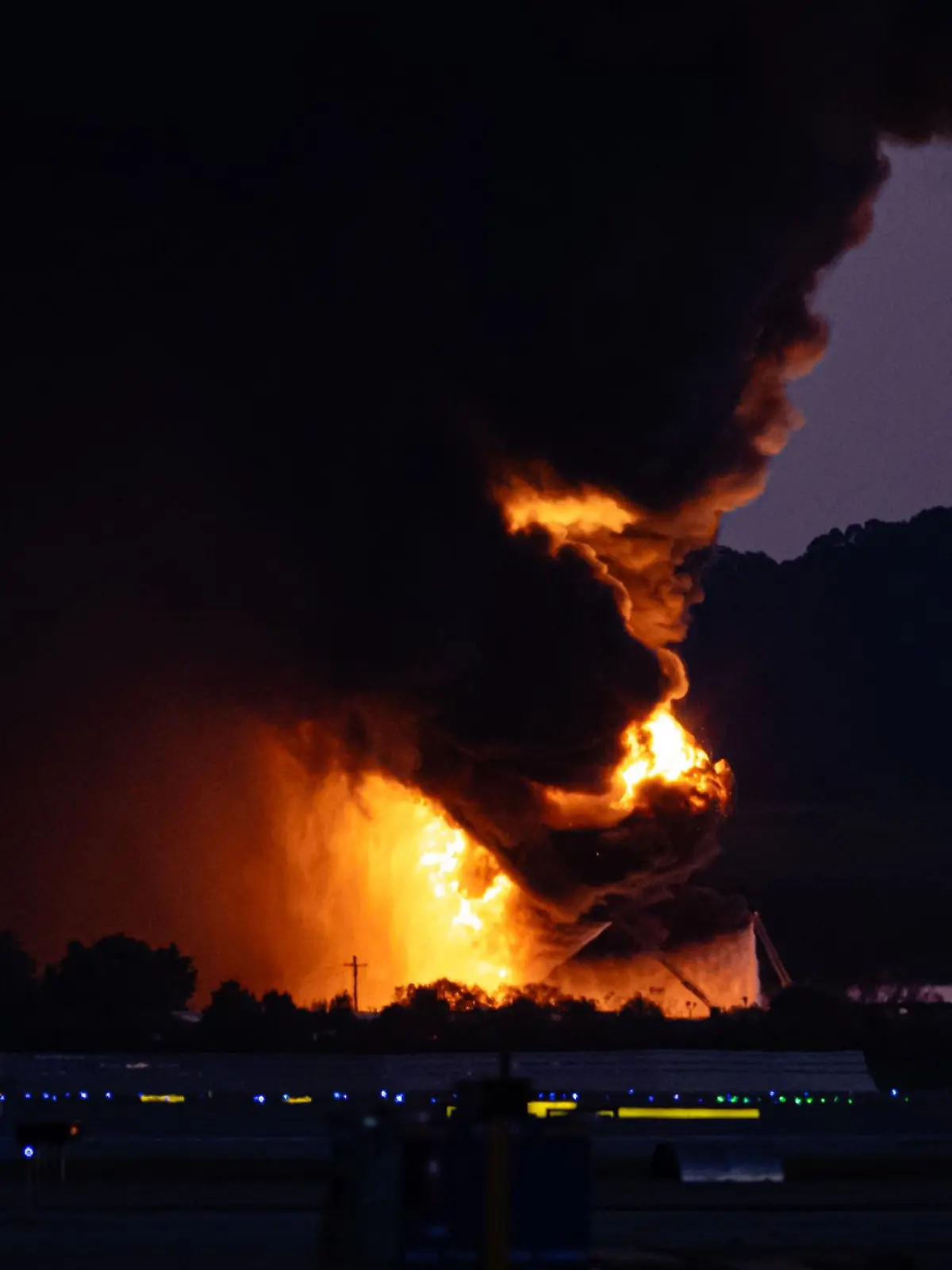 Bild zu: "Riesiger Feuerball! Flugzeug stürzt kurz nach Start ab – mehrere Tote, Dutzende Verletzte!"