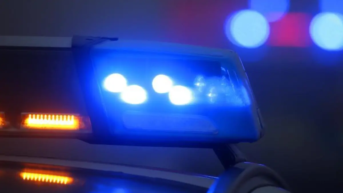 Ein Polizeiauto mit eingeschaltetem Blaulicht