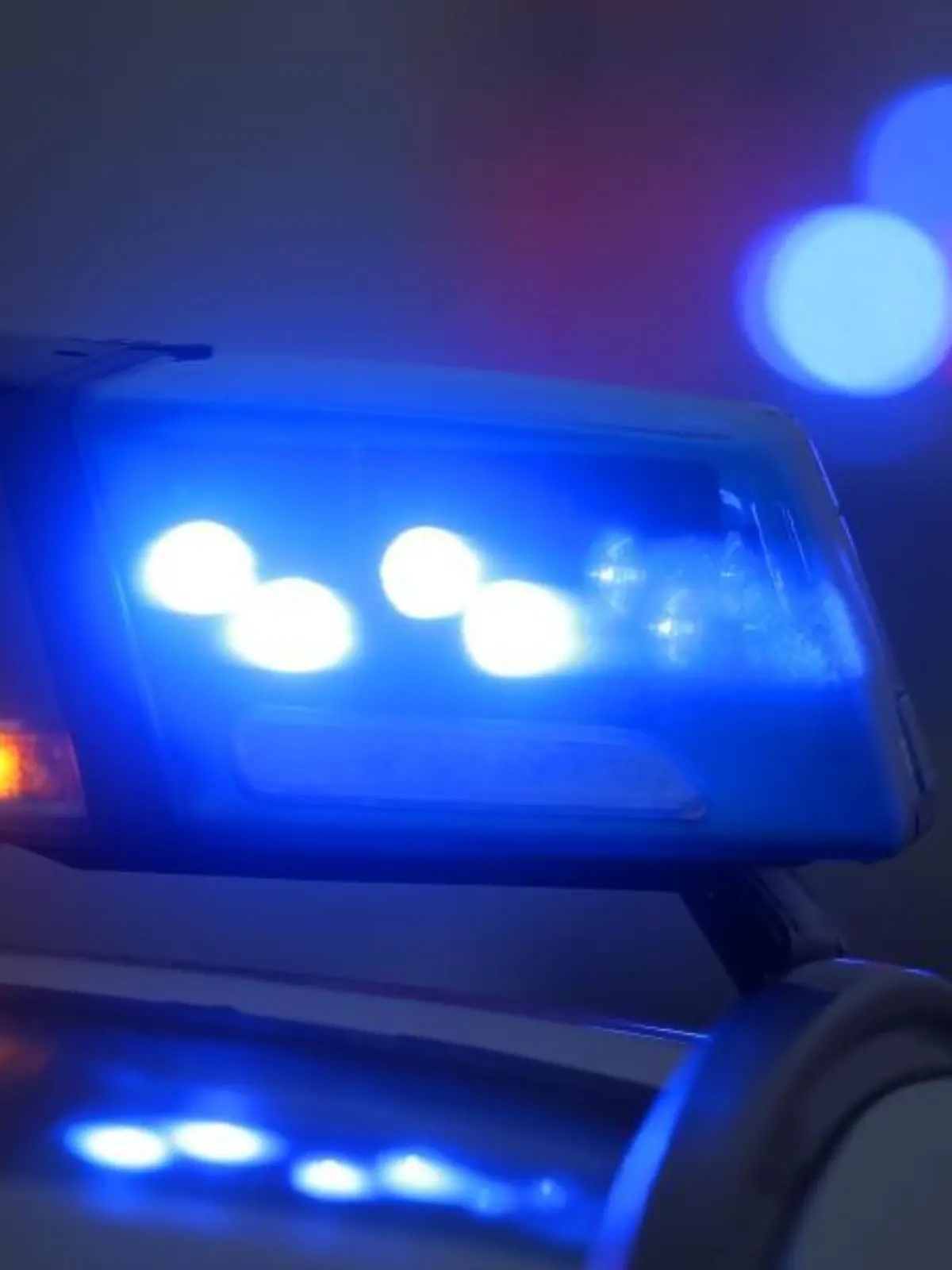 Ein Polizeiauto mit eingeschaltetem Blaulicht