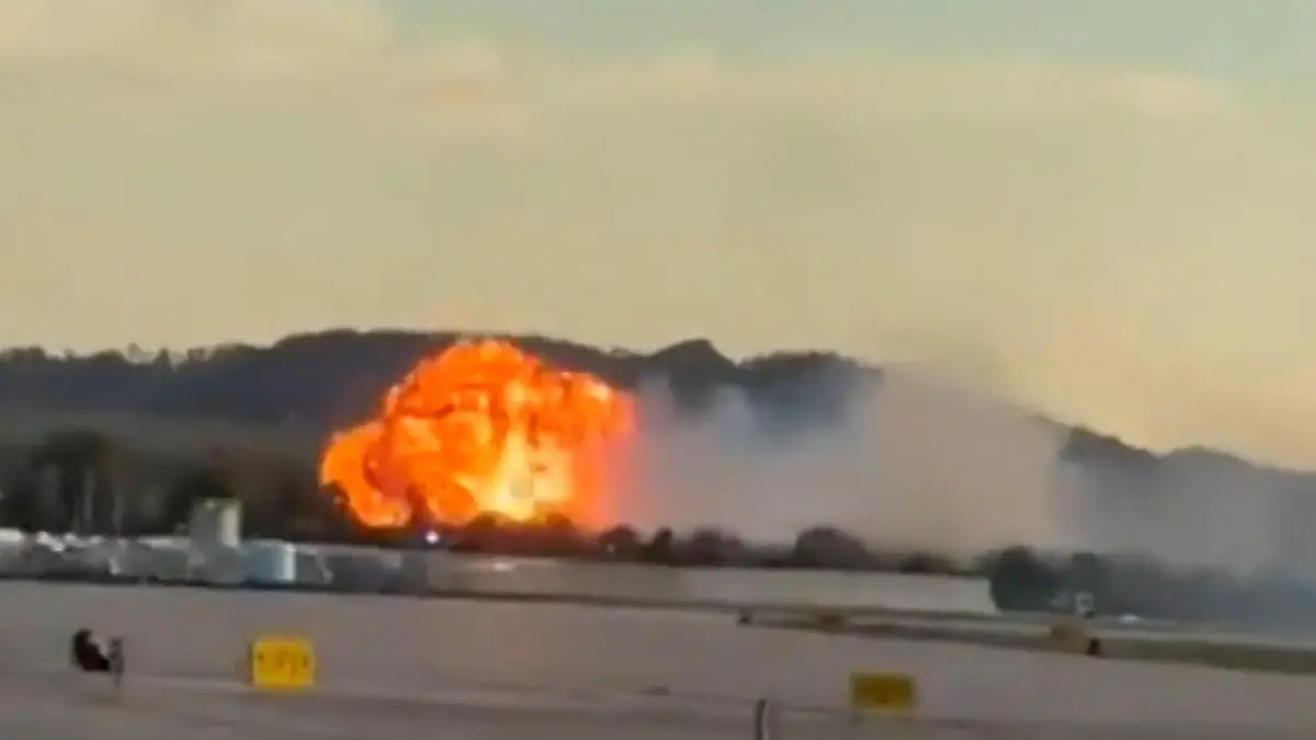 Riesiger Feuerball! Flugzeug stürzt kurz nach Start ab – mehrere Tote, Dutzende Verletzte! Explosion am Flughafen Louisville