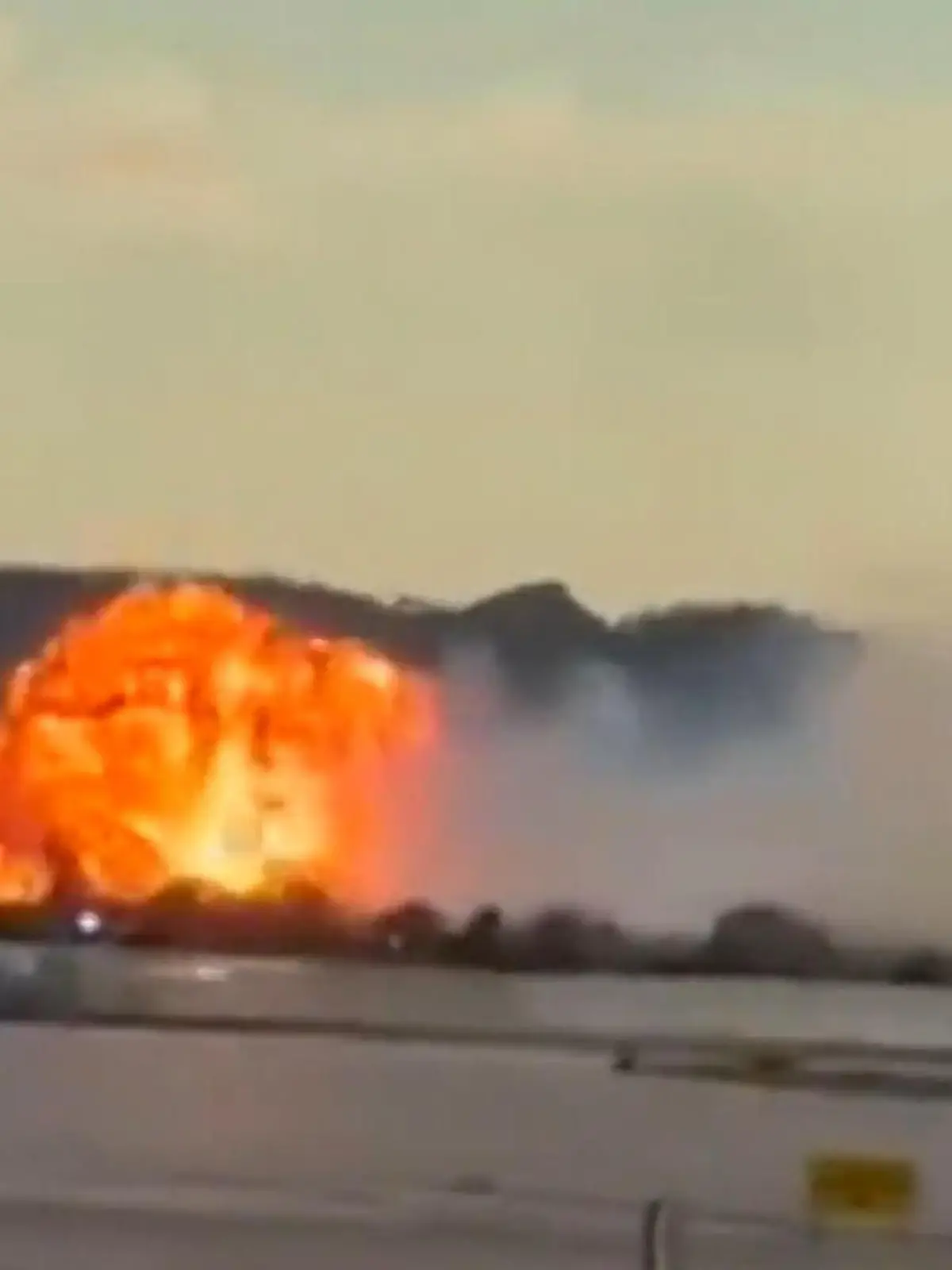 Bild zu: "Riesiger Feuerball! Flugzeug stürzt kurz nach Start ab – mindestens sieben Tote"