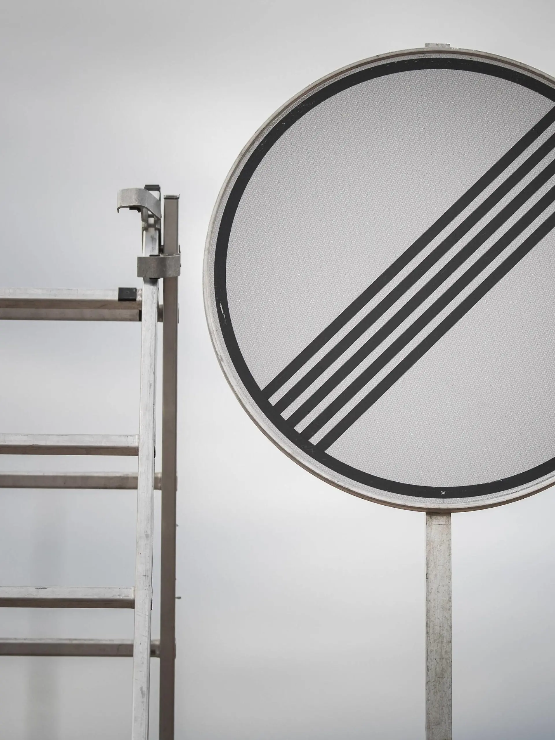 Symbolbild zum Thema Tempolimit : Ein Verkehrsschild fuer das Ende einer Geschwindigkeitsbeschraenkung, aufgenommen neben einer Leiter in Birkenwerder, 07.02.2019. Birkenwerder Deutschland *** A traffic sign for the end of a speed limit taken next to a ladder in Birkenwerder 07 02 2019 Birkenwerder Germany PUBLICATIONxINxGERxSUIxAUTxONLY Copyright: xFlorianxGaertner/photothek.netx  