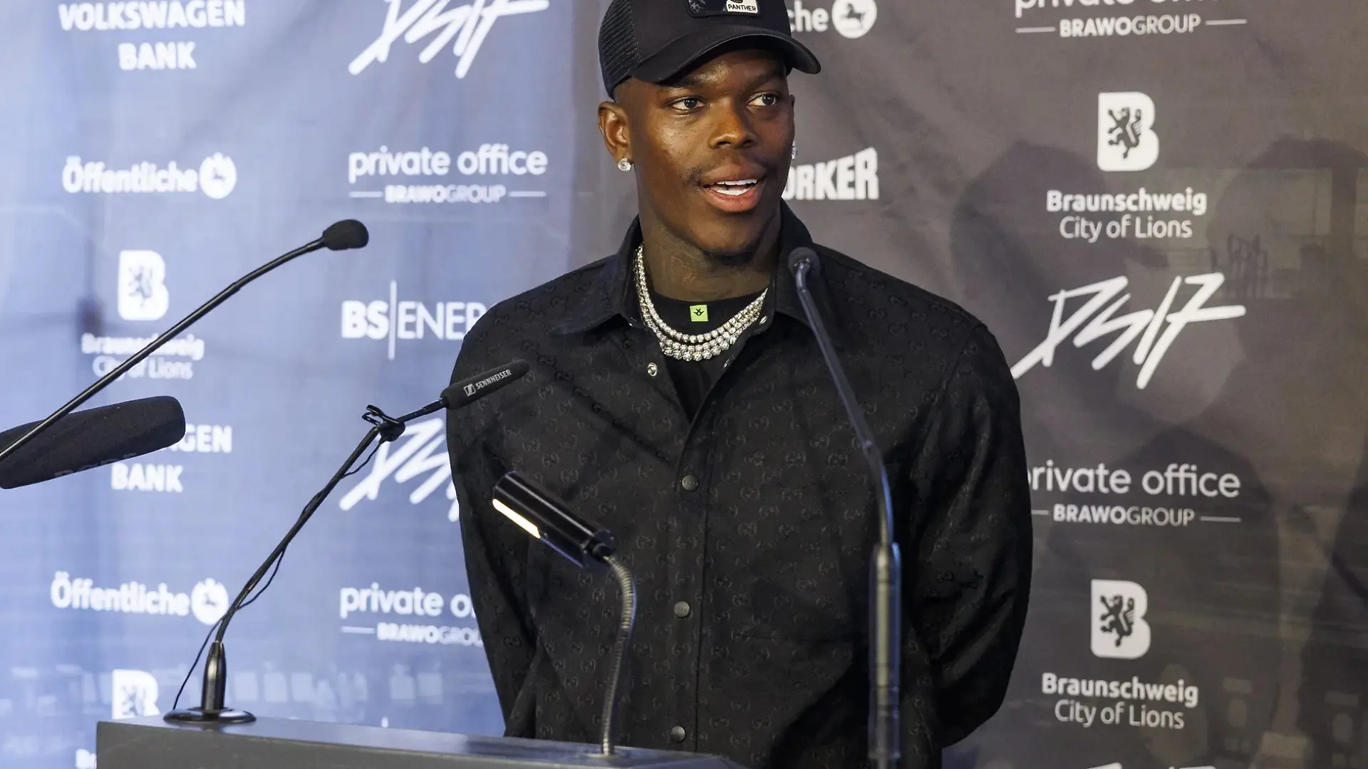 Dennis Schröder in der Dornse des Altstadtrathauses in Braunschweig anlässlich des Empfangs zum gewonnenen Europameister-Titel im September. (Archivbild)
