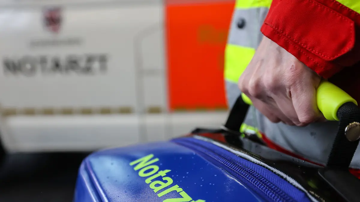 Notarzt an einem Rettungswagen (Symbolfoto)