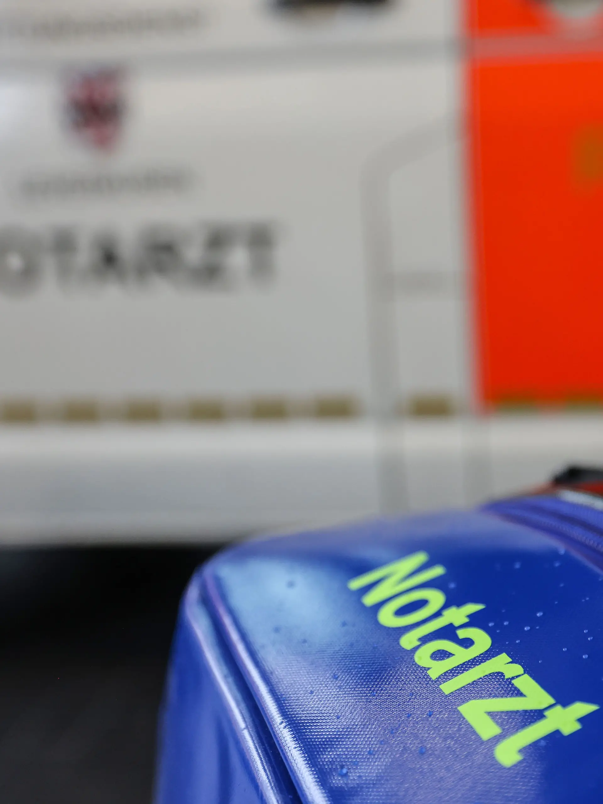 Notarzt an einem Rettungswagen (Symbolfoto) 