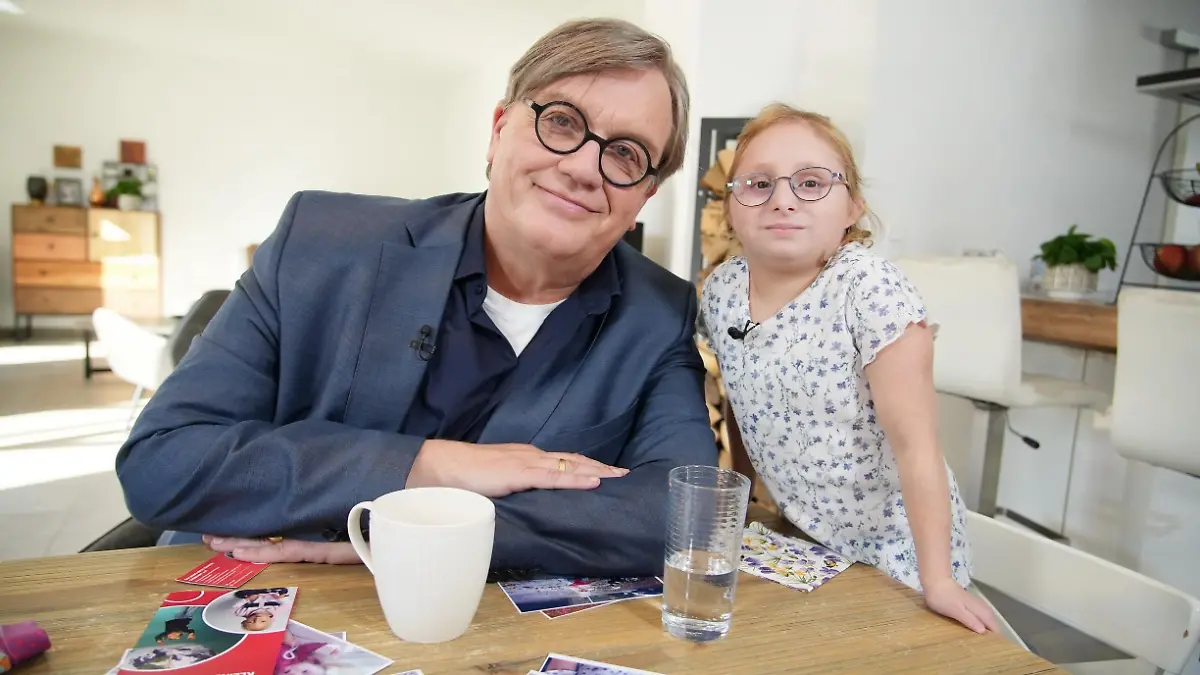 Hape Kerkeling, hier mit Mali (10), ist „RTL Spendenmarathon”-Projektpate für Kinder mit Seltenen Erkrankungen.