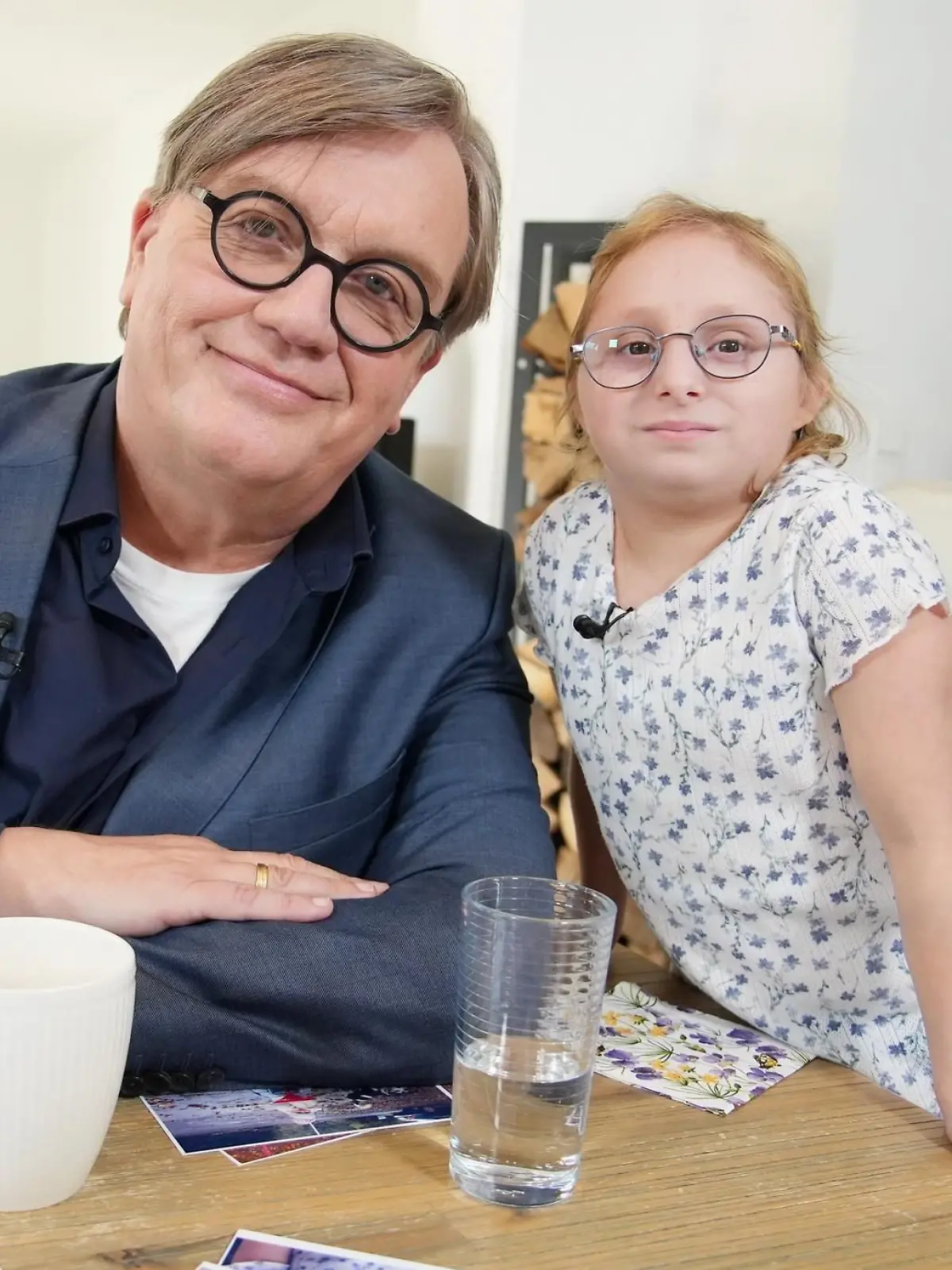 Hape Kerkeling, hier mit Mali (10), ist „RTL Spendenmarathon”-Projektpate für Kinder mit Seltenen Erkrankungen.