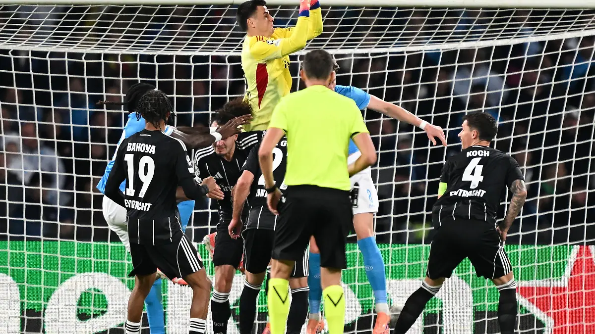 Die Spieler von Eintracht Frankfurt um Robin Koch (r) vermissten beim Gastspiel in Neapel die eigenen Fans.