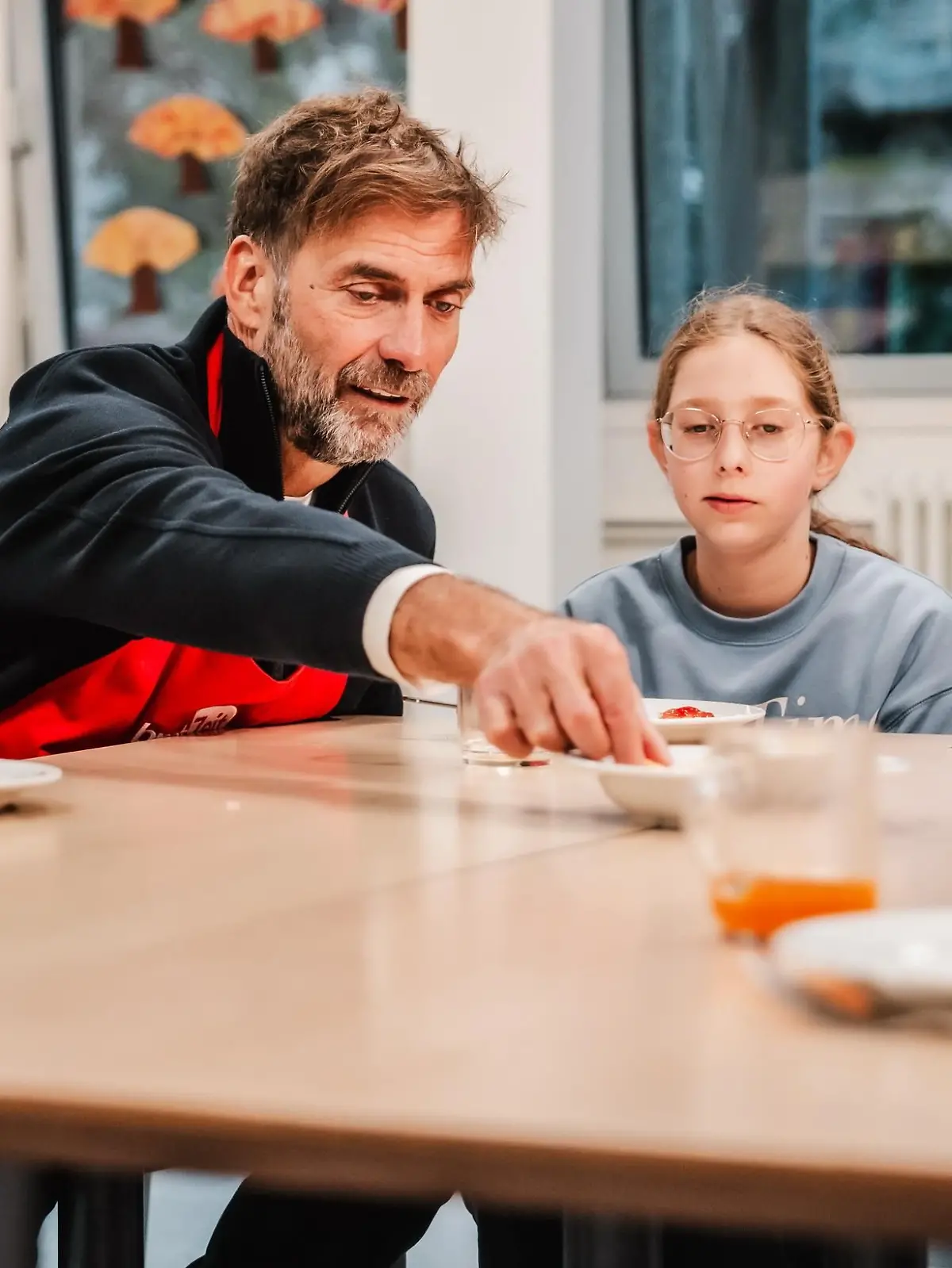 Bild zu: "Jürgen Klopp beim Projektbesuch von brotZeit e.V.: „Wenn ihr denkt, dass jedes Schulkind ein gesundes Frühstück bekommen soll, dann spendet beim RTL-Spendenmarathon!“"