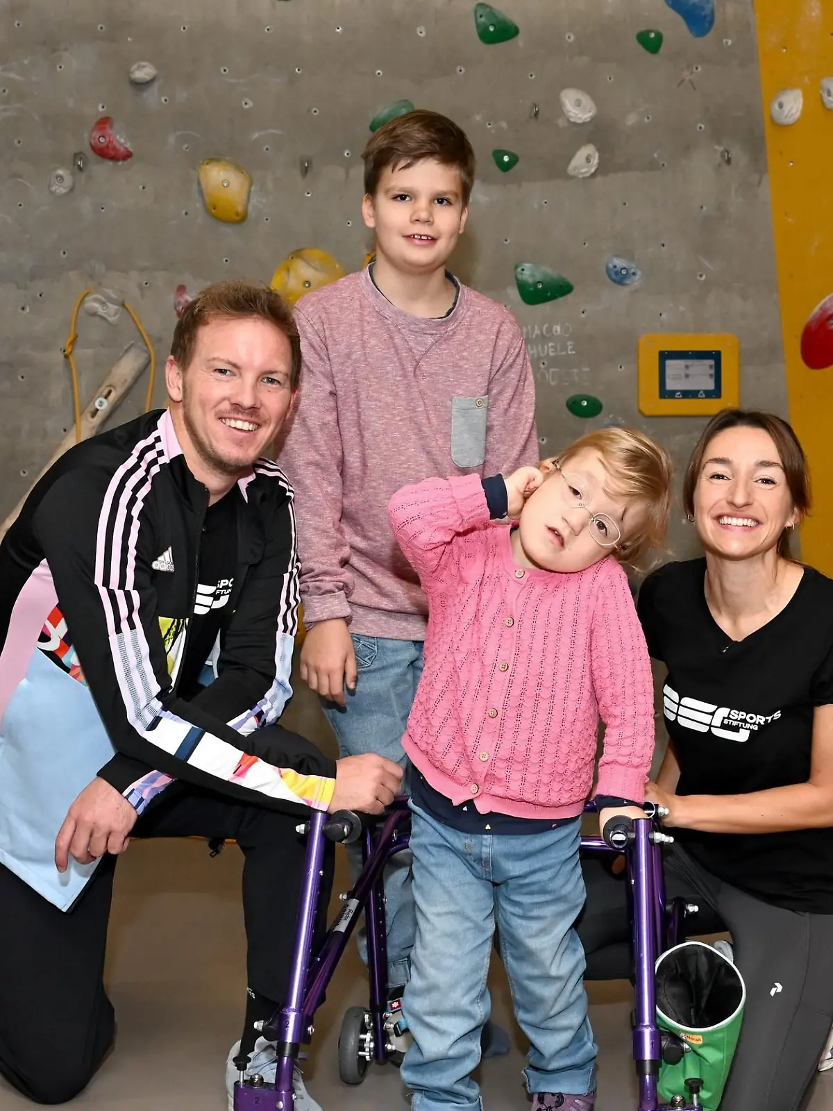 Bild zu: "„Wir wollen Kinder stark machen!“ – Julian Nagelsmann und Lena Wurzenberger im Einsatz für „RTL – Wir helfen Kindern“"