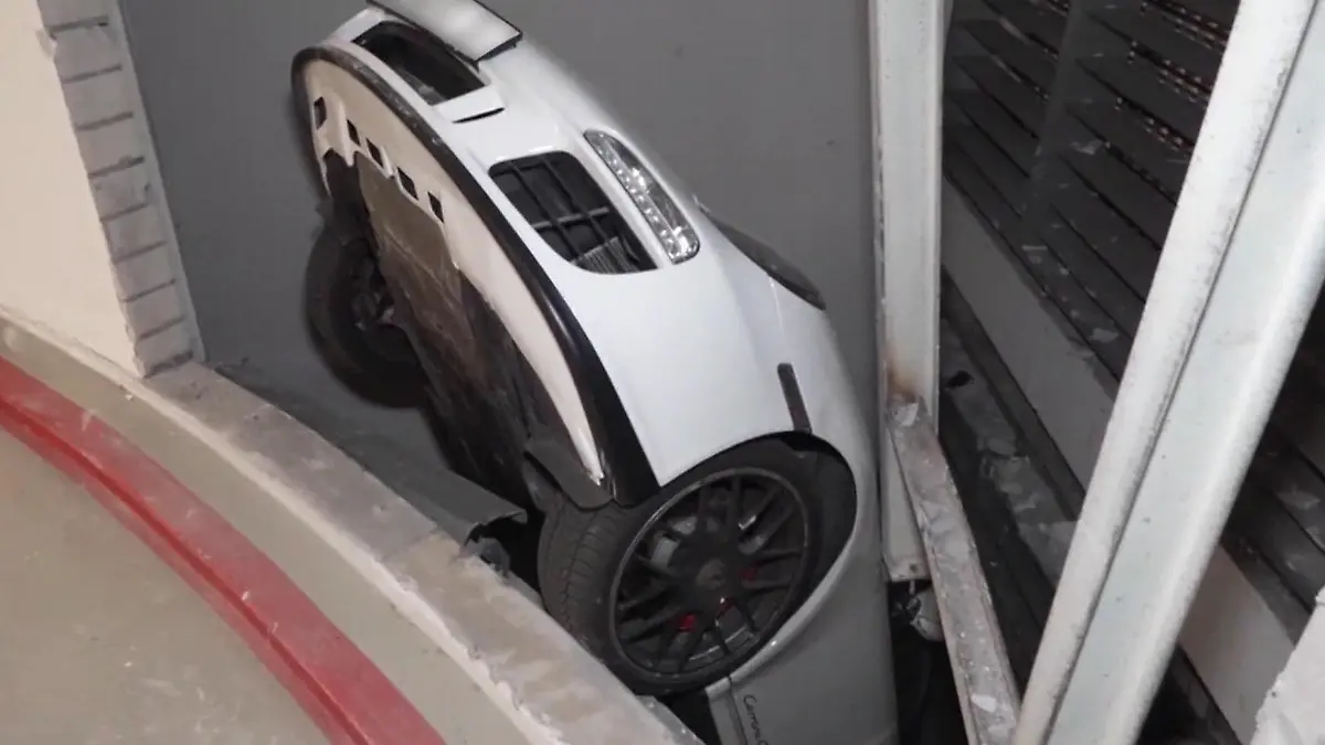 Pannen-Porsche brettert in Parkhauswand – und landet in Luftschacht! Feuerwehr muss Fahrer (90) befreien
