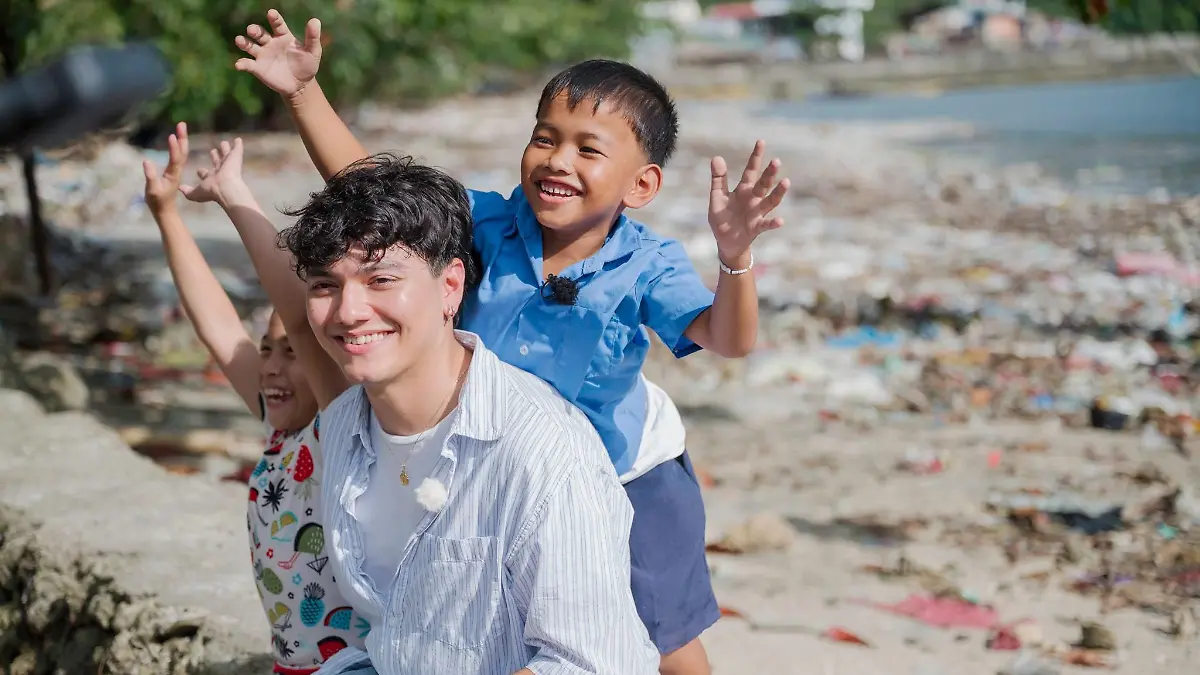 ESC-Gewinner Johannes Pietsch „JJ” besucht als Projektpate ein Umweltschutzprojekt auf den Philippinen. In Pangdan einer kleinen Gemeinde der Stadt Catbalogan, auf der Insel Samar, trifft ihn die Realität mit voller Wucht: Es ist eine der Regionen, die am stärksten unter der massiven Umweltverschmutzung leiden. 