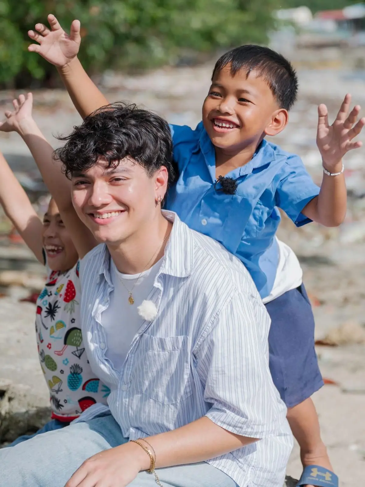 ESC-Gewinner Johannes Pietsch „JJ” besucht als Projektpate ein Umweltschutzprojekt auf den Philippinen. In Pangdan einer kleinen Gemeinde der Stadt Catbalogan, auf der Insel Samar, trifft ihn die Realität mit voller Wucht: Es ist eine der Regionen, die am stärksten unter der massiven Umweltverschmutzung leiden.