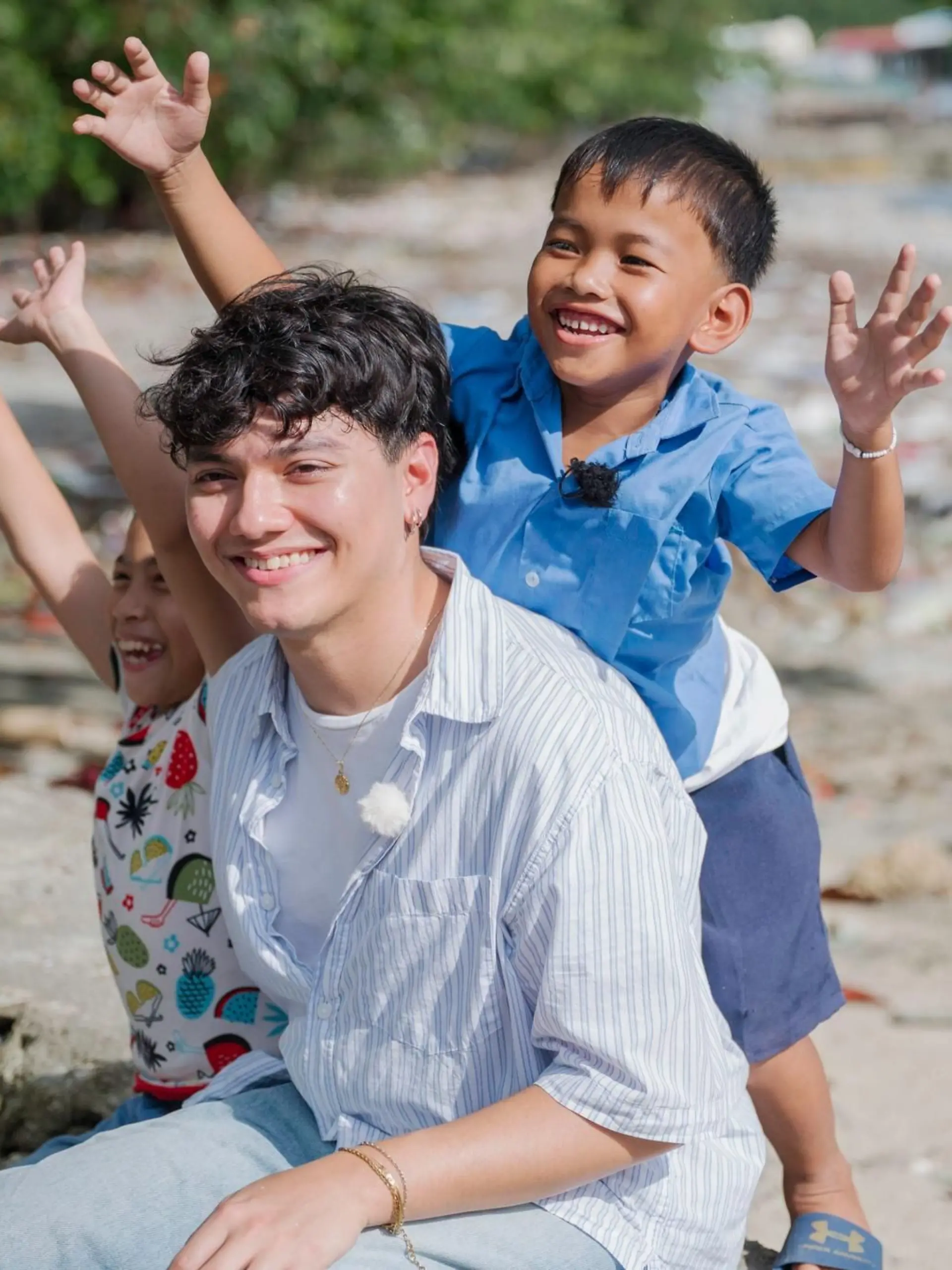 ESC-Gewinner Johannes Pietsch „JJ” besucht als Projektpate ein Umweltschutzprojekt auf den Philippinen. In Pangdan einer kleinen Gemeinde der Stadt Catbalogan, auf der Insel Samar, trifft ihn die Realität mit voller Wucht: Es ist eine der Regionen, die am stärksten unter der massiven Umweltverschmutzung leiden. 