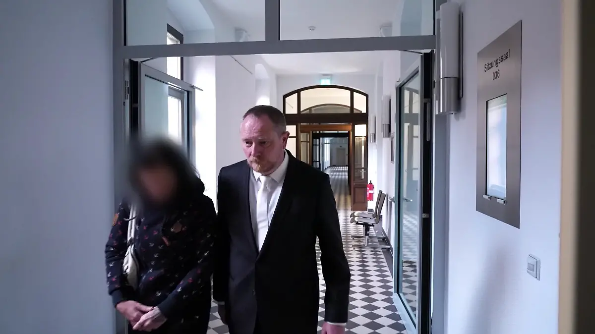 Doreen L. (l.) mit Anwalt Reinhard Röthig (r.)