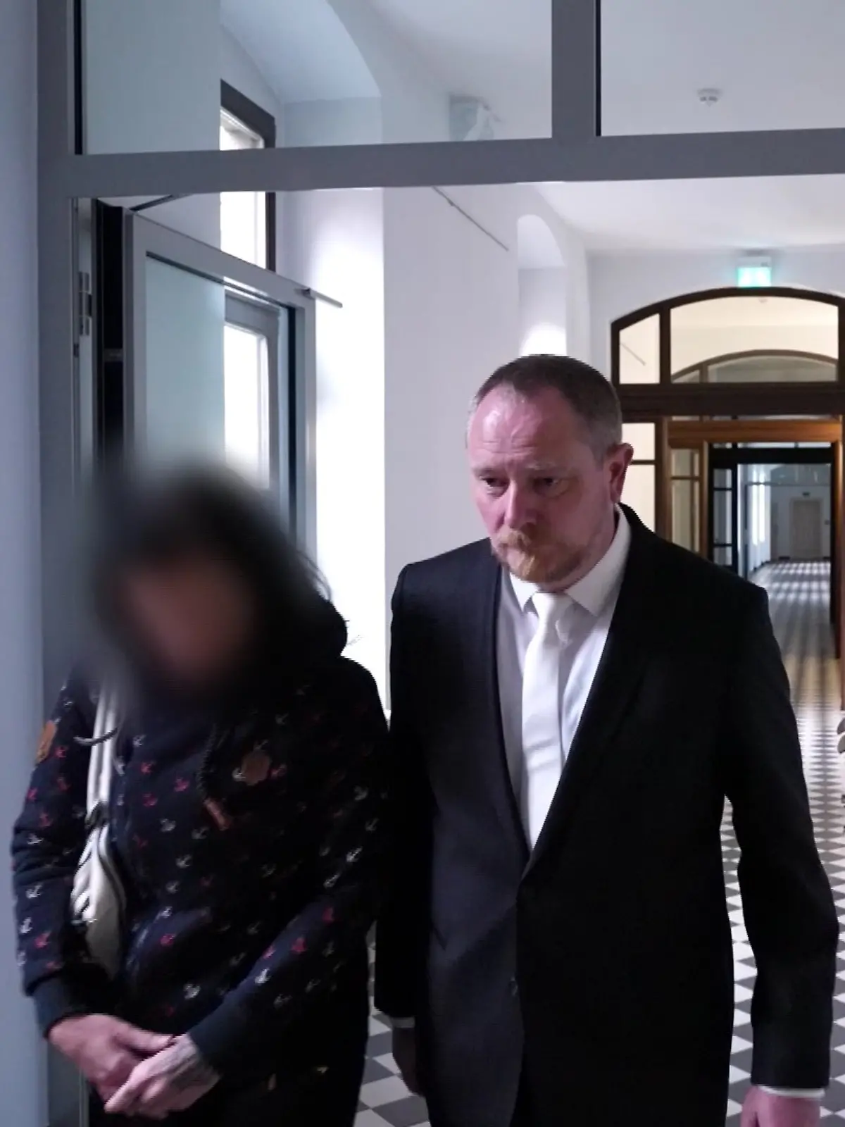 Doreen L. (l.) mit Anwalt Reinhard Röthig (r.)