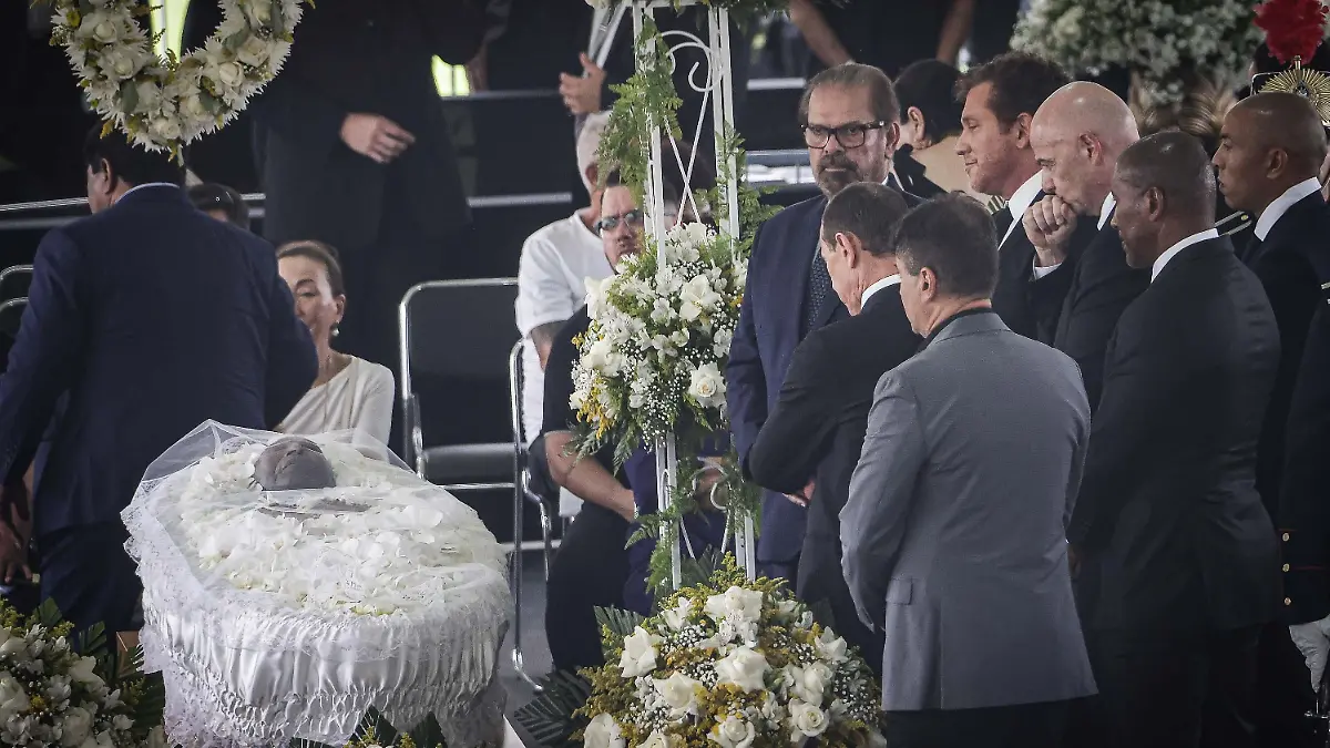 January 2, 2023, Santos, Sao Paulo, Brasil: (INT) Funeral of Pele in Santos. January 02, 2023, Santos, Sao Paulo, Brazil: Funeral of Brazilian soccer legend, Pele, held at Urbano Caldeira stadium in Vila Belmiro on Monday (02) with the presence of his son Edinho and family and FIFA President Gianni Infantino. Pele was admitted to the Albert Einstein hospital in Sao Paulo, where he died on December 29, 2022. .Credit: Andre Pera/Thenews2 (Credit Image: © Andre Pera/TheNEWS2 via ZUMA Press Wire) / action press