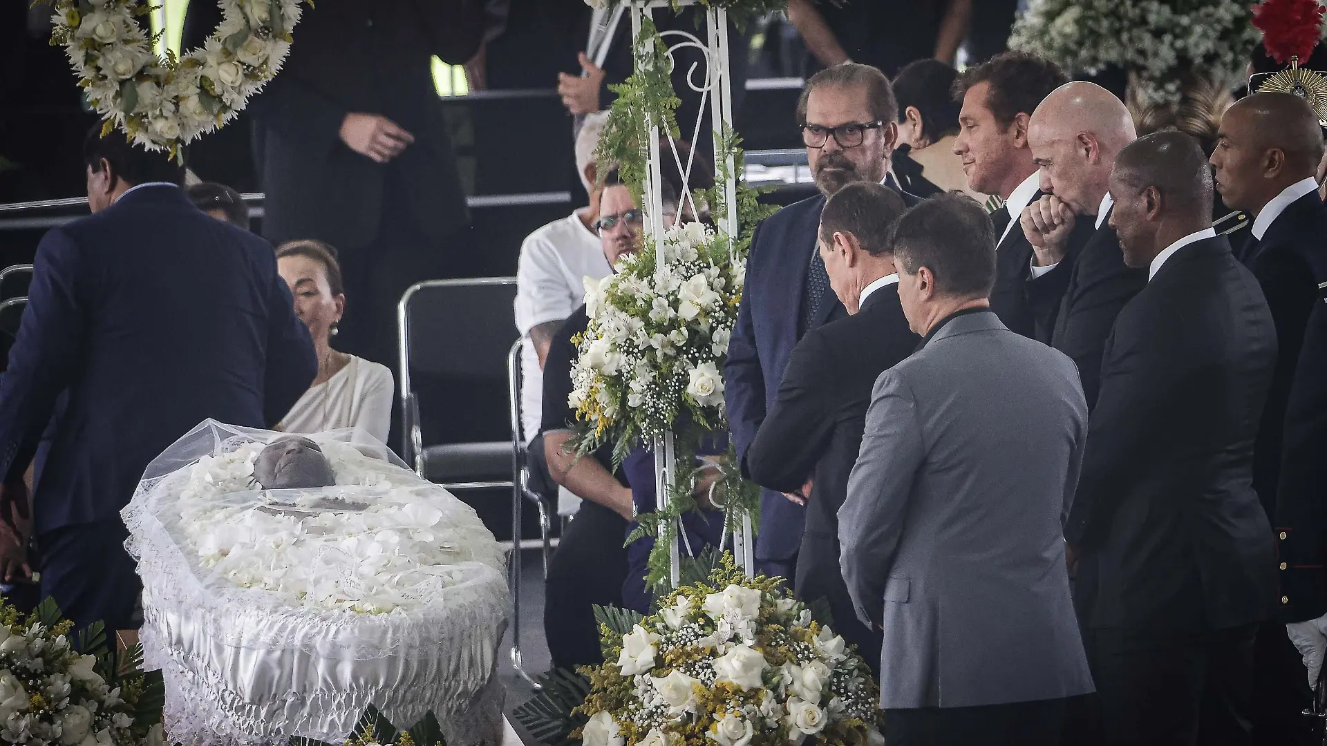 January 2, 2023, Santos, Sao Paulo, Brasil: (INT) Funeral of Pele in Santos. January 02, 2023, Santos, Sao Paulo, Brazil: Funeral of Brazilian soccer legend, Pele, held at Urbano Caldeira stadium in Vila Belmiro on Monday (02) with the presence of his son Edinho and family and FIFA President Gianni Infantino. Pele was admitted to the Albert Einstein hospital in Sao Paulo, where he died on December 29, 2022. .Credit: Andre Pera/Thenews2 (Credit Image: © Andre Pera/TheNEWS2 via ZUMA Press Wire) / action press
